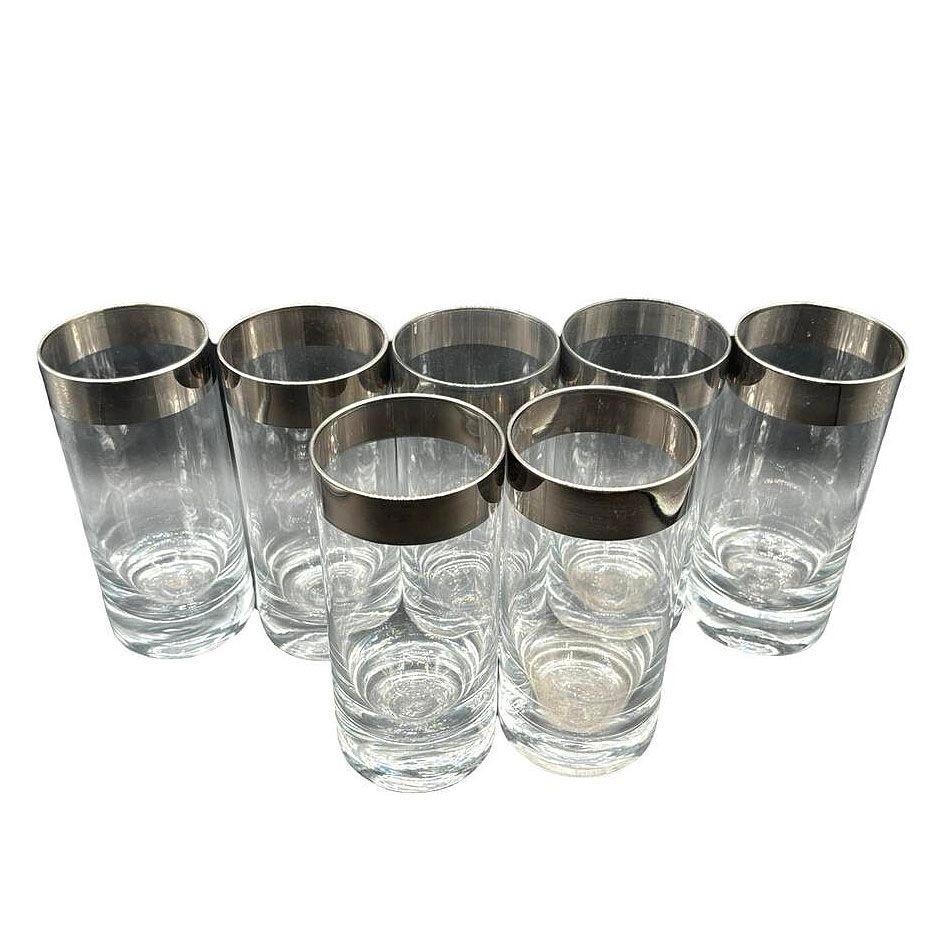 Questo squisito set di sette tazze da bar in argento Tom Collins di Dorothy Thorpe incarna l'eleganza della modernità di metà secolo. Ogni tazza è caratterizzata da un design elegante e lineare realizzato in metallo argentato di alta qualità che