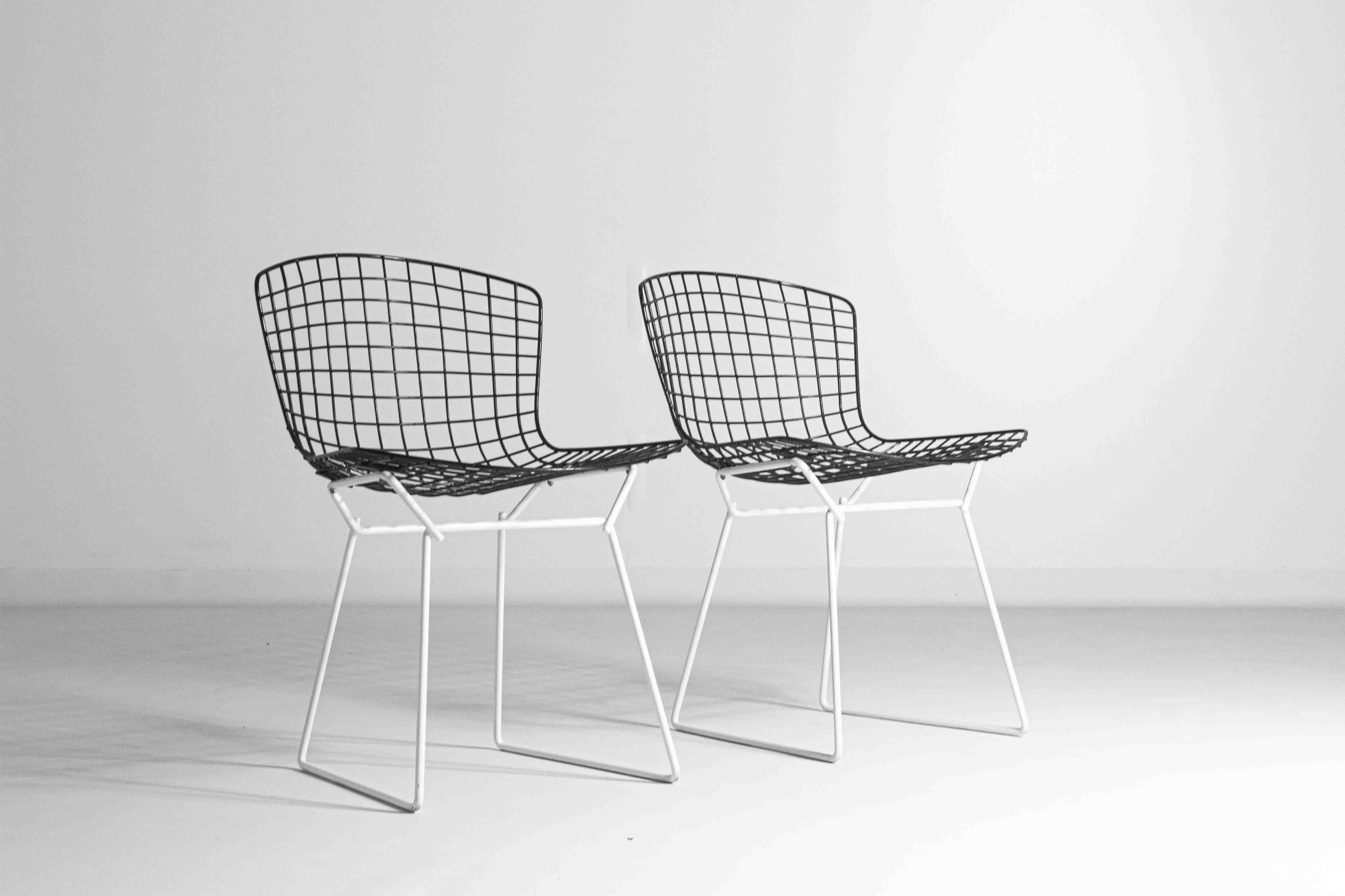 Set of 7 Black and White wire chairs by Harry Bertoia for Knoll, 1970s For Sale 3