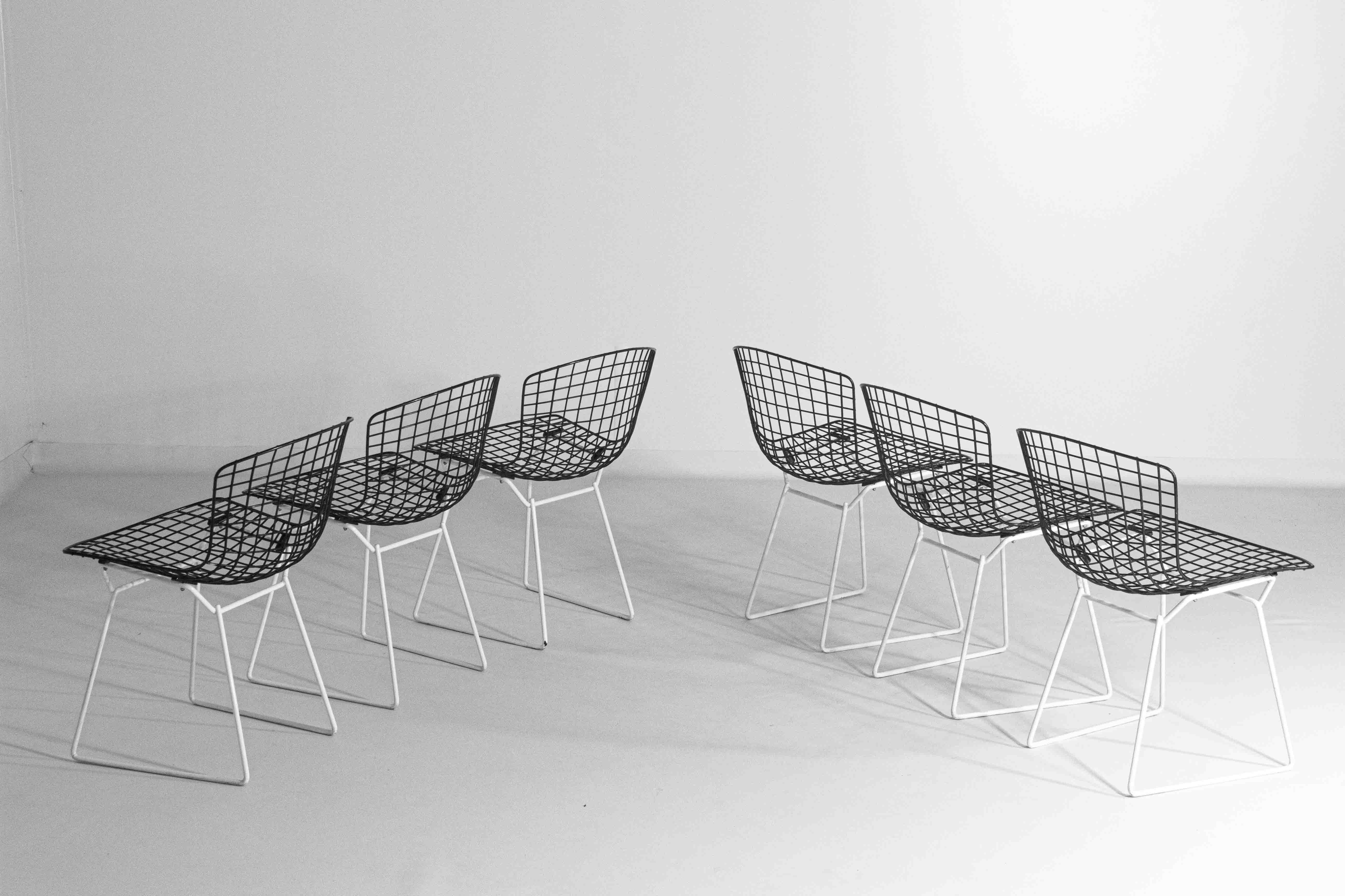 Mid-Century Modern Set of 7 Black and White wire chairs by Harry Bertoia for Knoll, 1970s For Sale