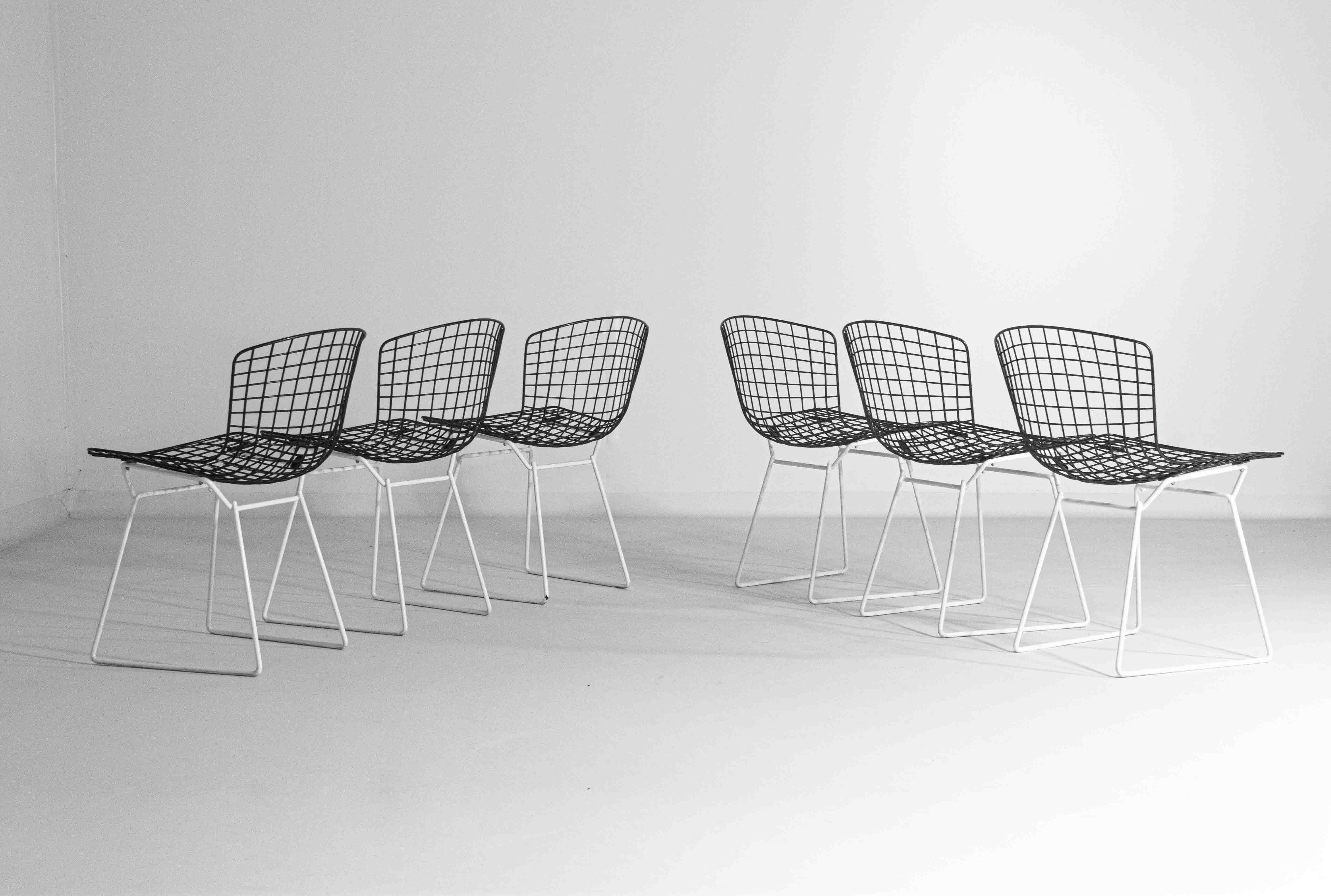 American Set of 7 Black and White wire chairs by Harry Bertoia for Knoll, 1970s For Sale