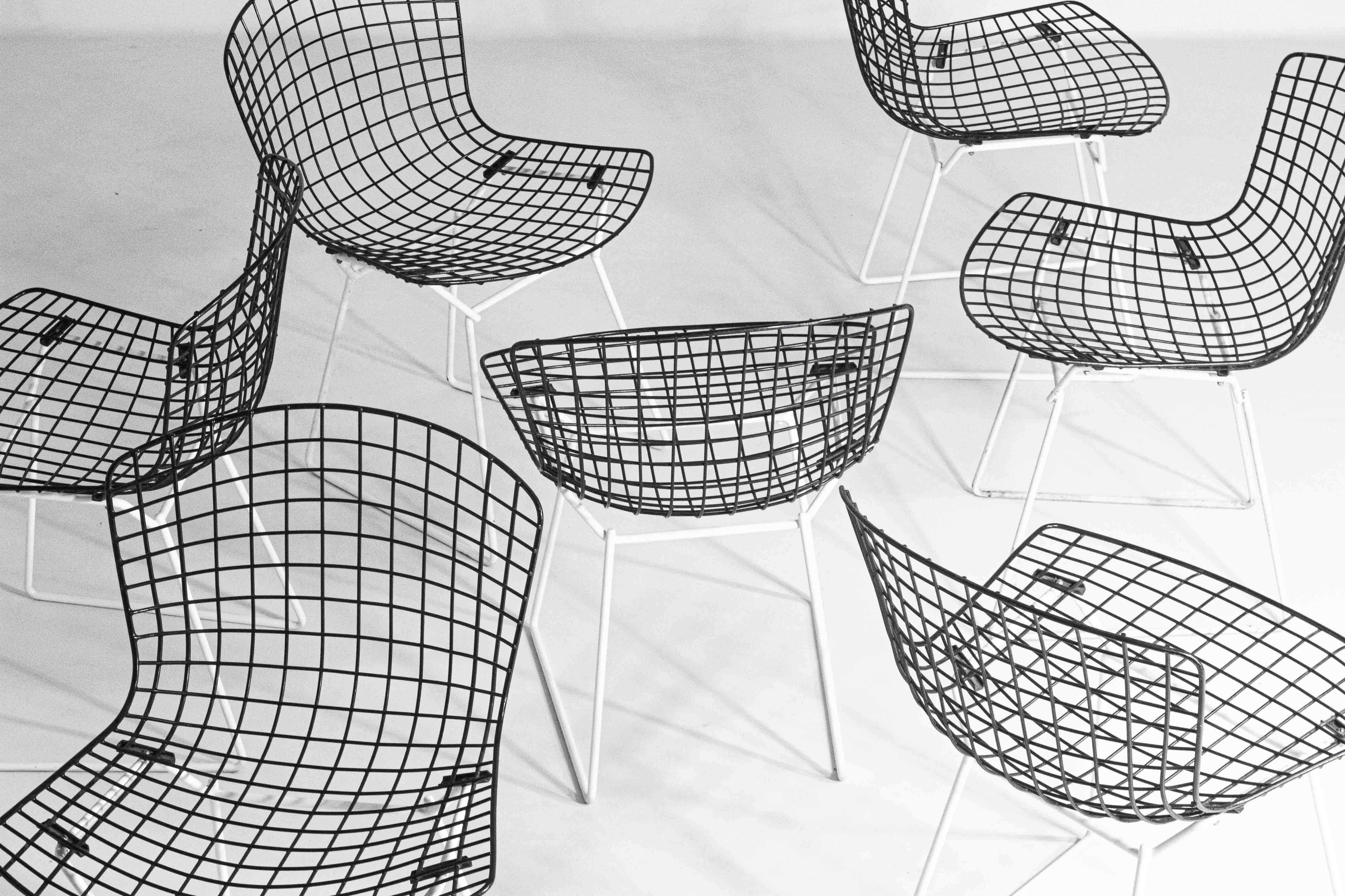 Set of 7 Black and White wire chairs by Harry Bertoia for Knoll, 1970s In Good Condition For Sale In Antwerpen, VAN