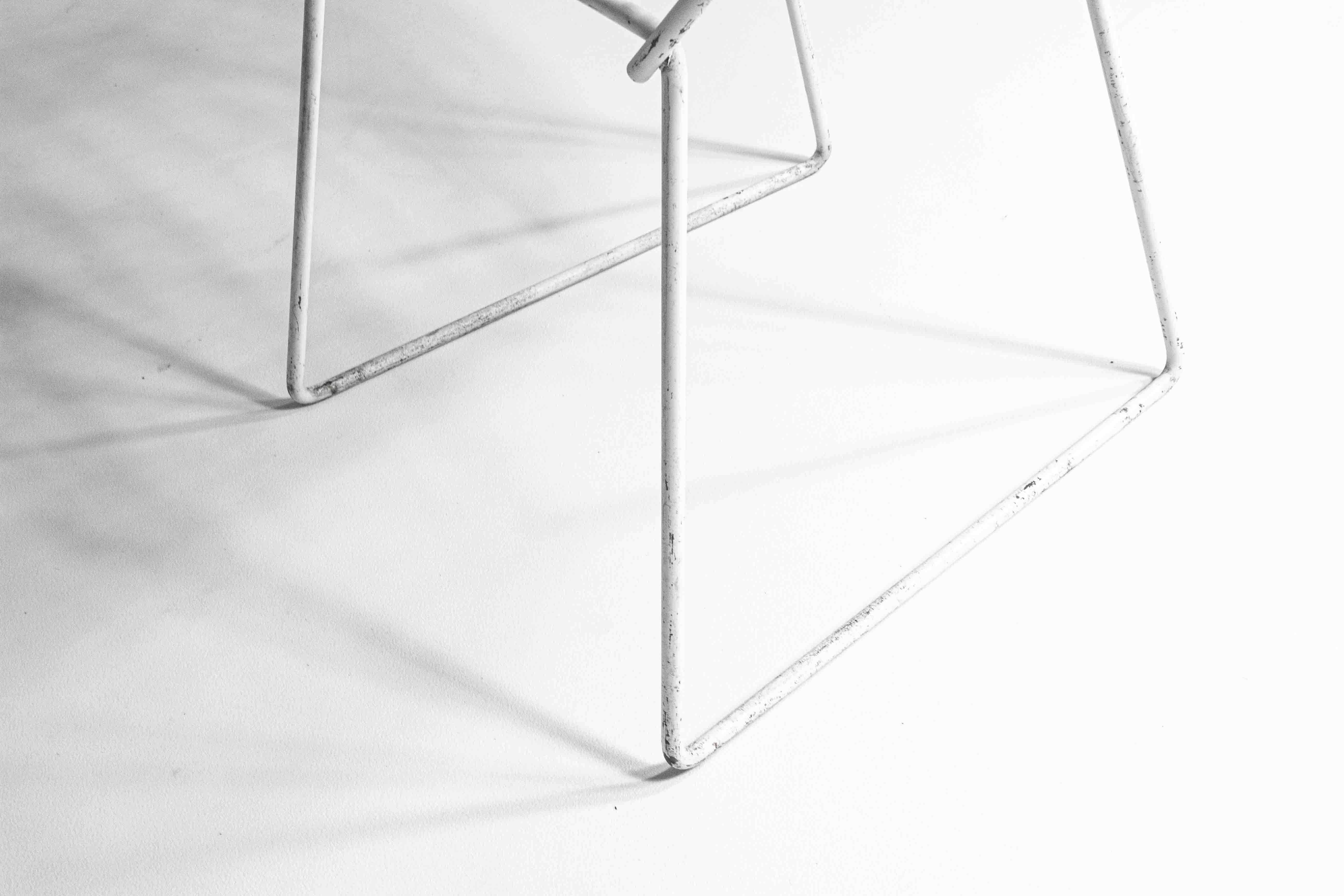 Steel Set of 7 Black and White wire chairs by Harry Bertoia for Knoll, 1970s For Sale