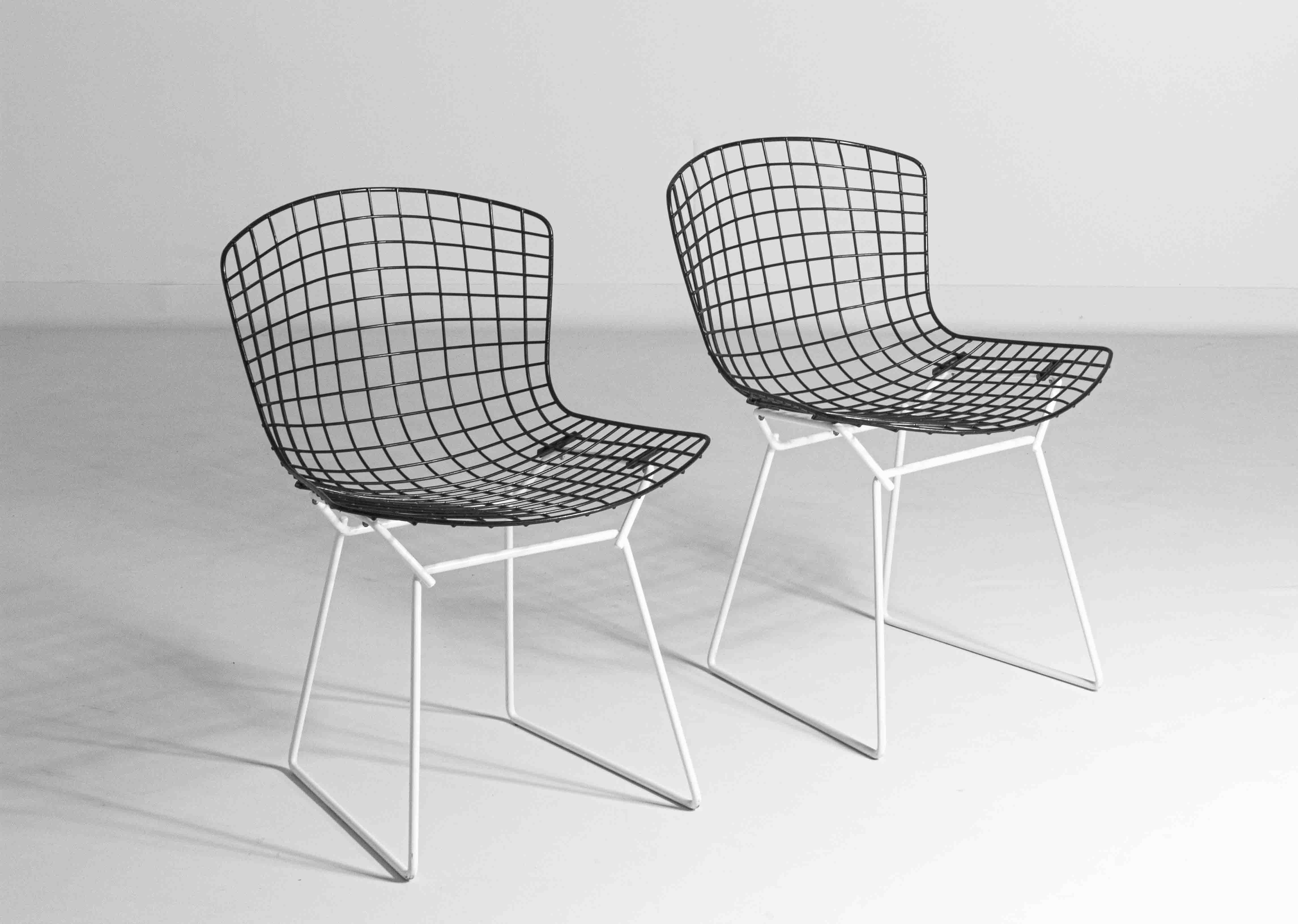 Set of 7 Black and White wire chairs by Harry Bertoia for Knoll, 1970s For Sale 2