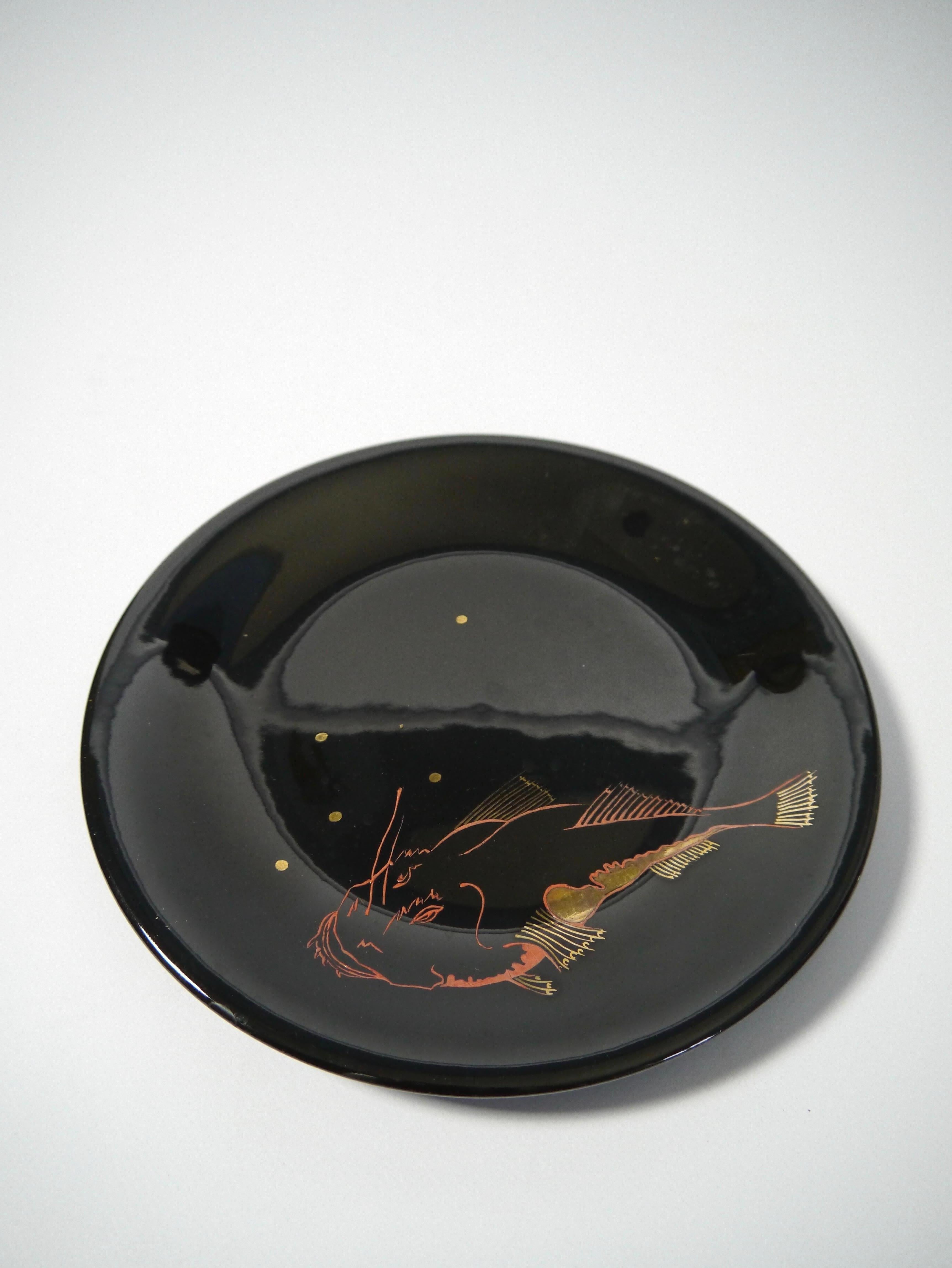 Set of 7 Black Dining Plates with Hand Painted Aquatic Animals, France, 1960s For Sale 4