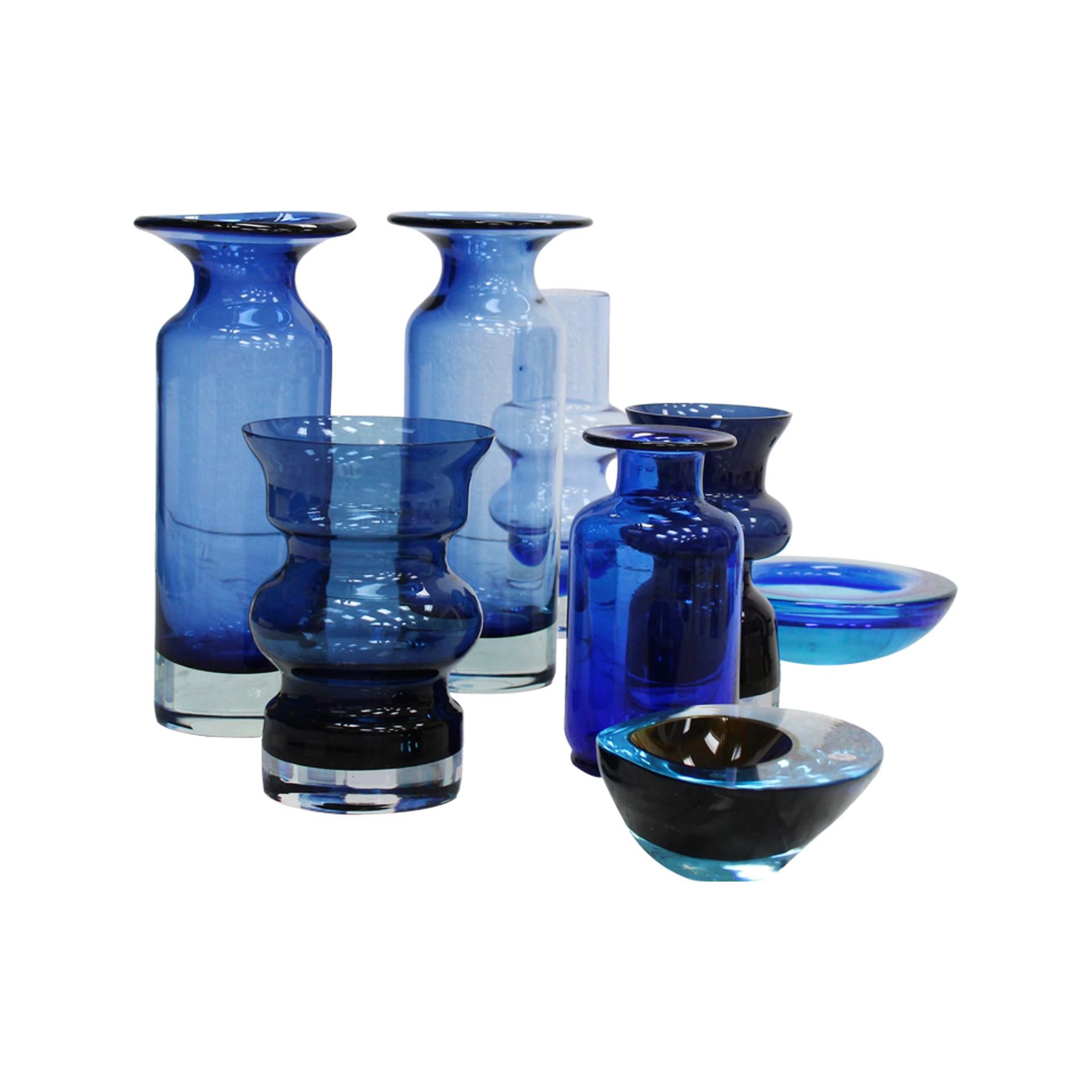 Questo raro e decorativo set di otto vasi è stato realizzato a mano a Murano, in Italia, negli anni Settanta. Ogni pezzo è soffiato a bocca individualmente, mostrando la maestria degli artigiani del vetro veneziano. La collezione presenta una