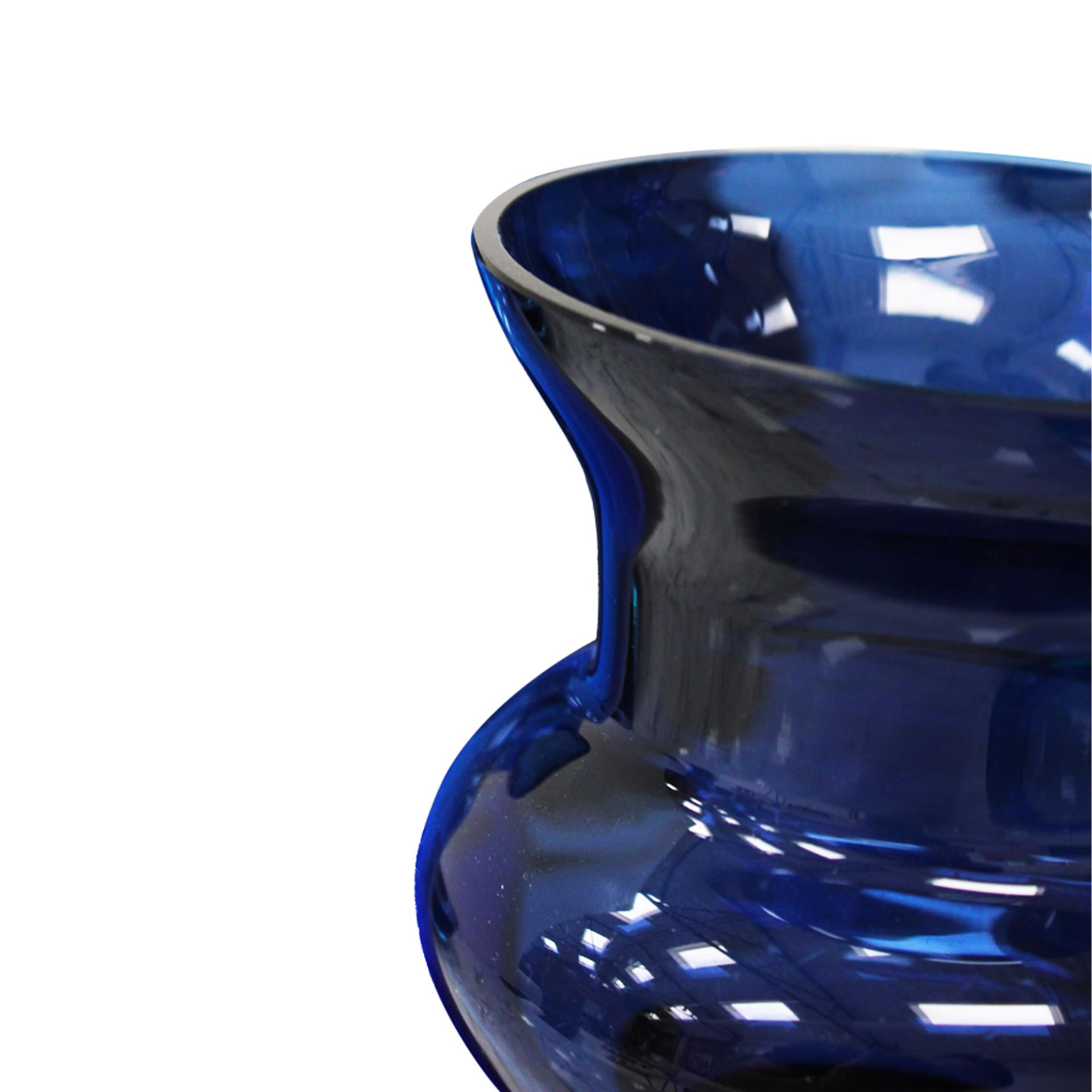 Fatto a mano Set di 7 vasi in vetro di Murano blu Italia anni '70 soffiati a mano design italiano in vendita