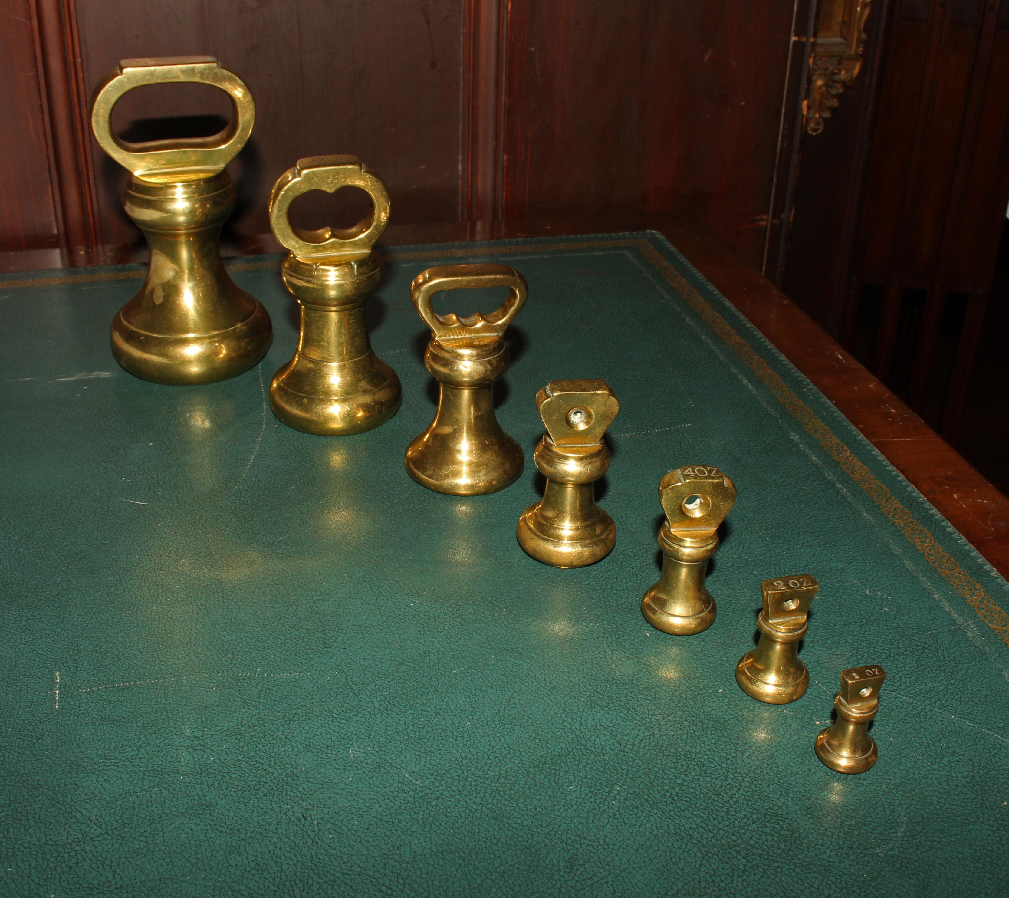 Un set assemblato di 7 pesi a campana in ottone, 1860 circa. 4lb, 2lb, 1lb, 8oz, 4oz, 2oz, 1oz.

Whitehall Antiques è un'azienda a conduzione familiare che da oltre 90 anni rappresenta una fonte importante per gli acquirenti più selettivi. Siamo uno