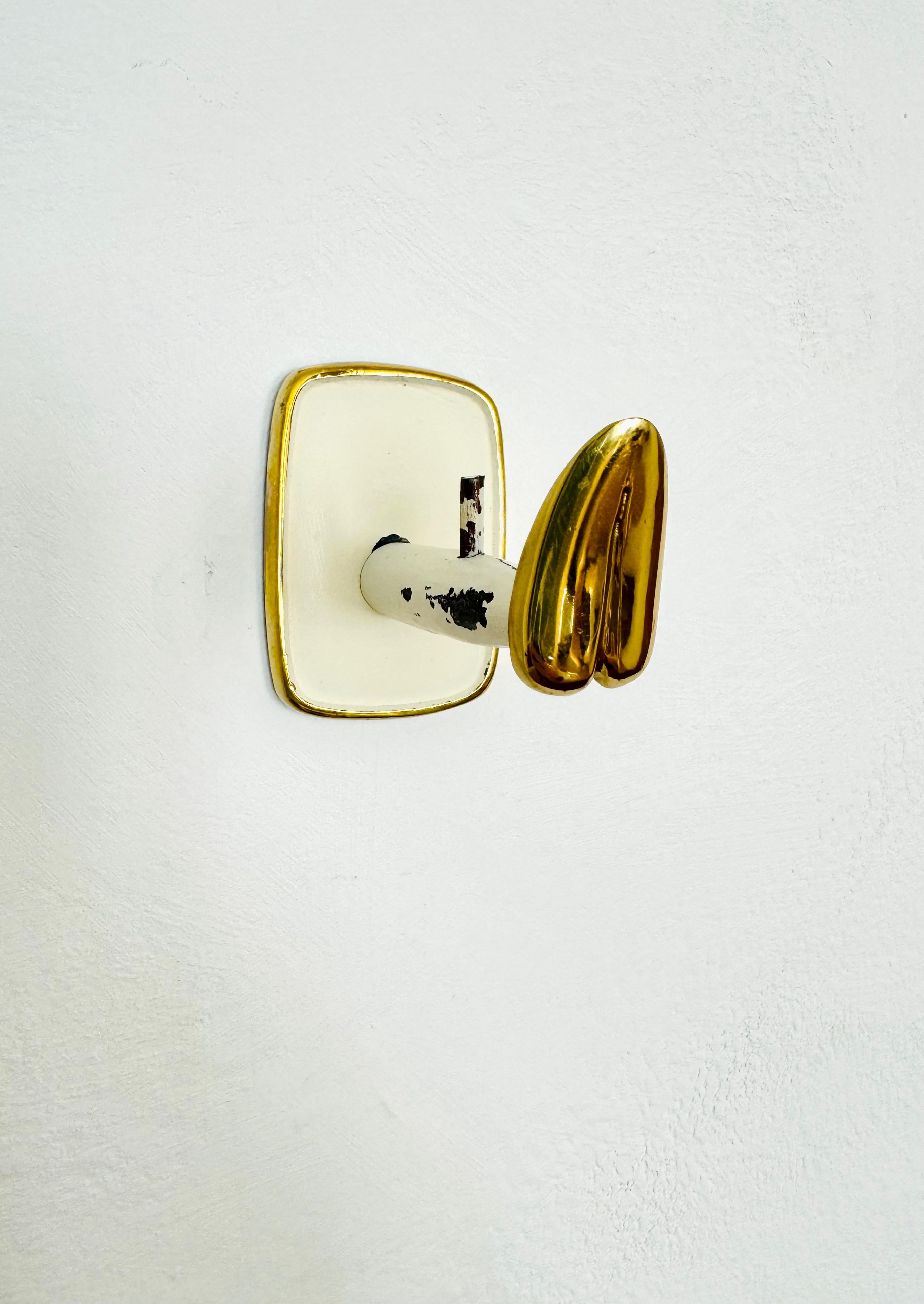 Mid-Century moderno Set di 7 appendiabiti in ottone di Vereinigte Werkstätten München in vendita