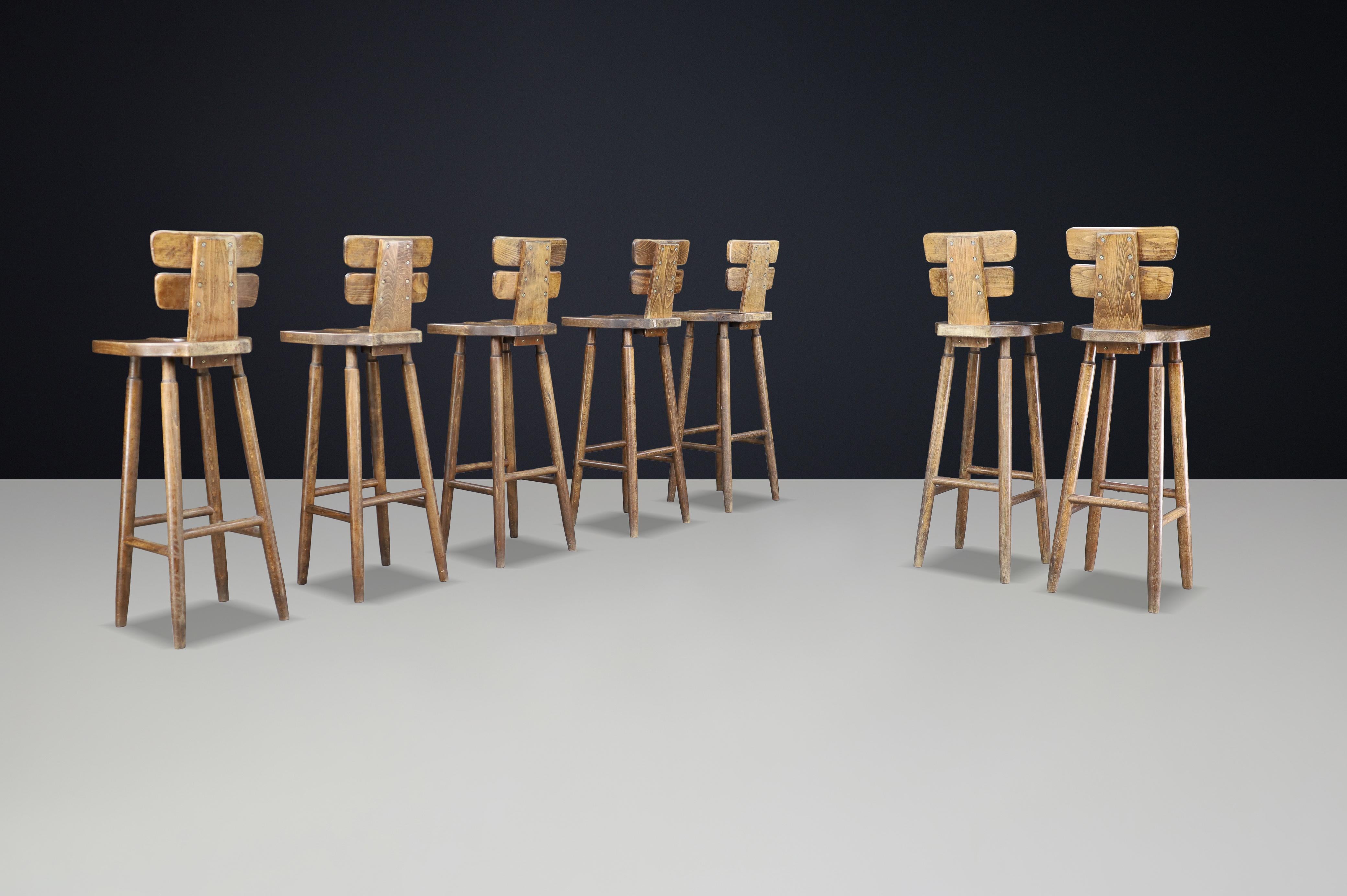 Set of 7 Brutalist Bar Stools in Patinated Beechwood, France, 1960s In Good Condition For Sale In Almelo, NL