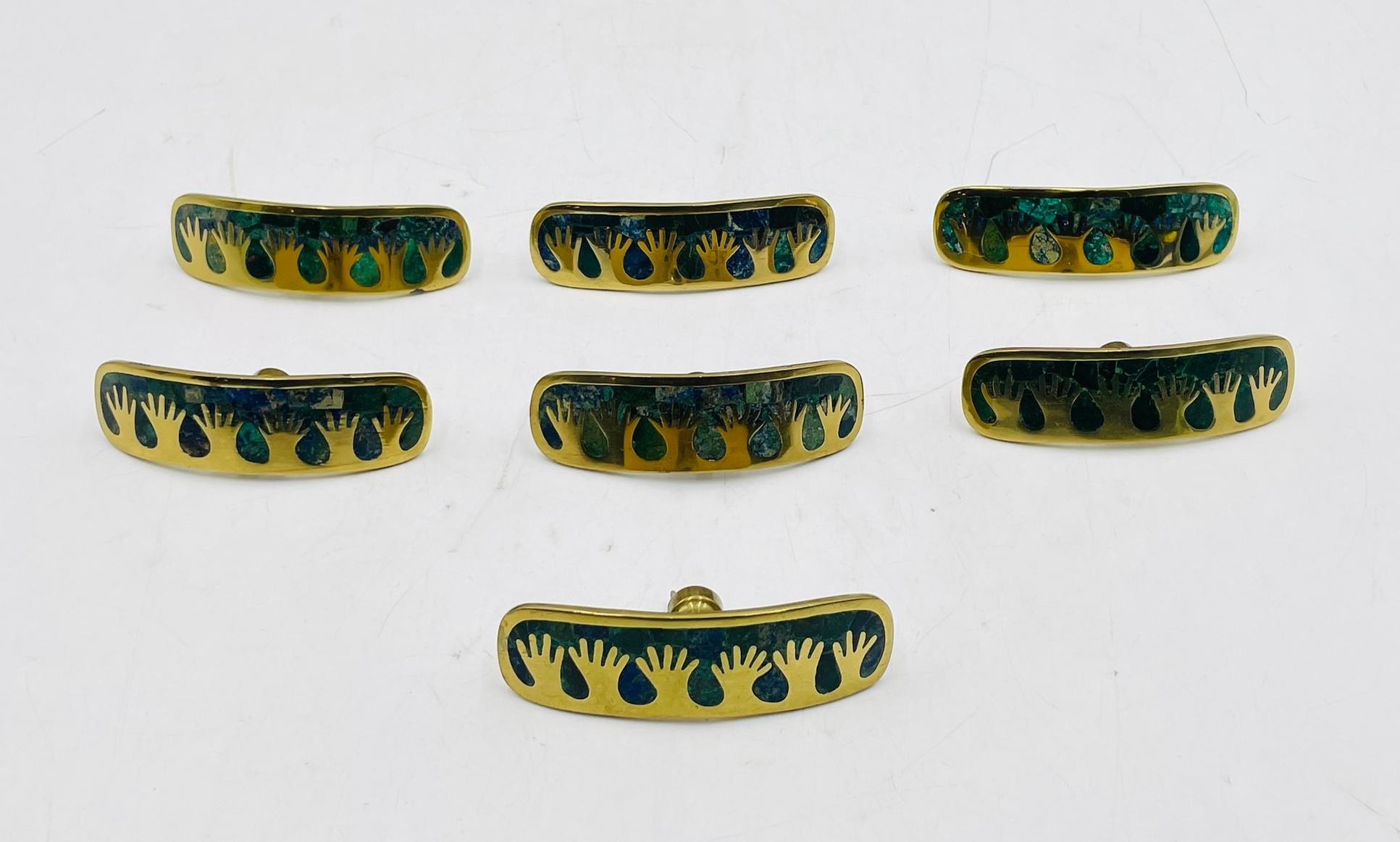 Mid-Century moderno Set di 7 maniglie per armadi in ottone e intarsio di pietra di Los Castillo, Messico, anni '50 in vendita