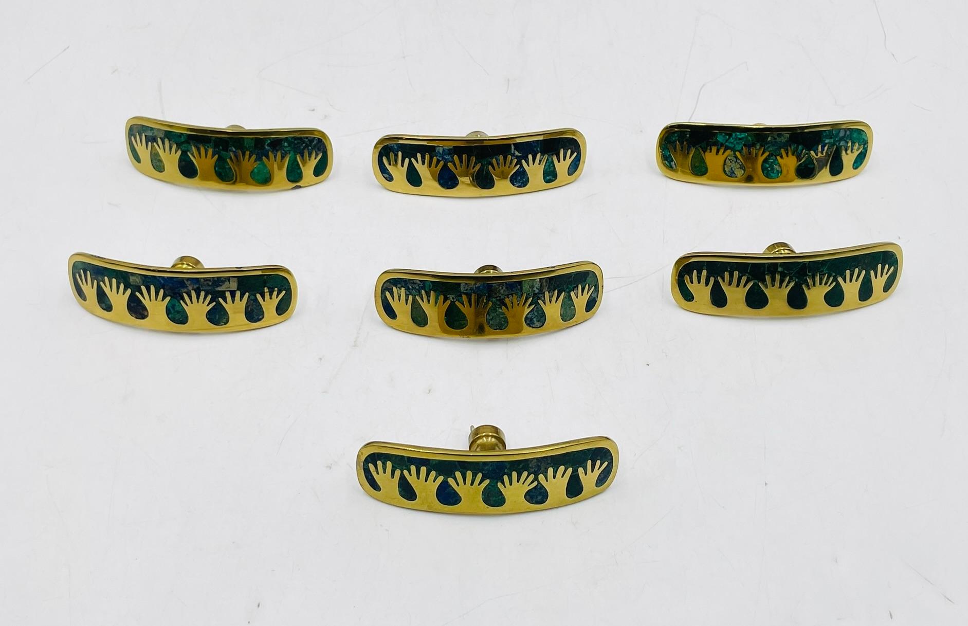 Fatto a mano Set di 7 maniglie per armadi in ottone e intarsio di pietra di Los Castillo, Messico, anni '50 in vendita