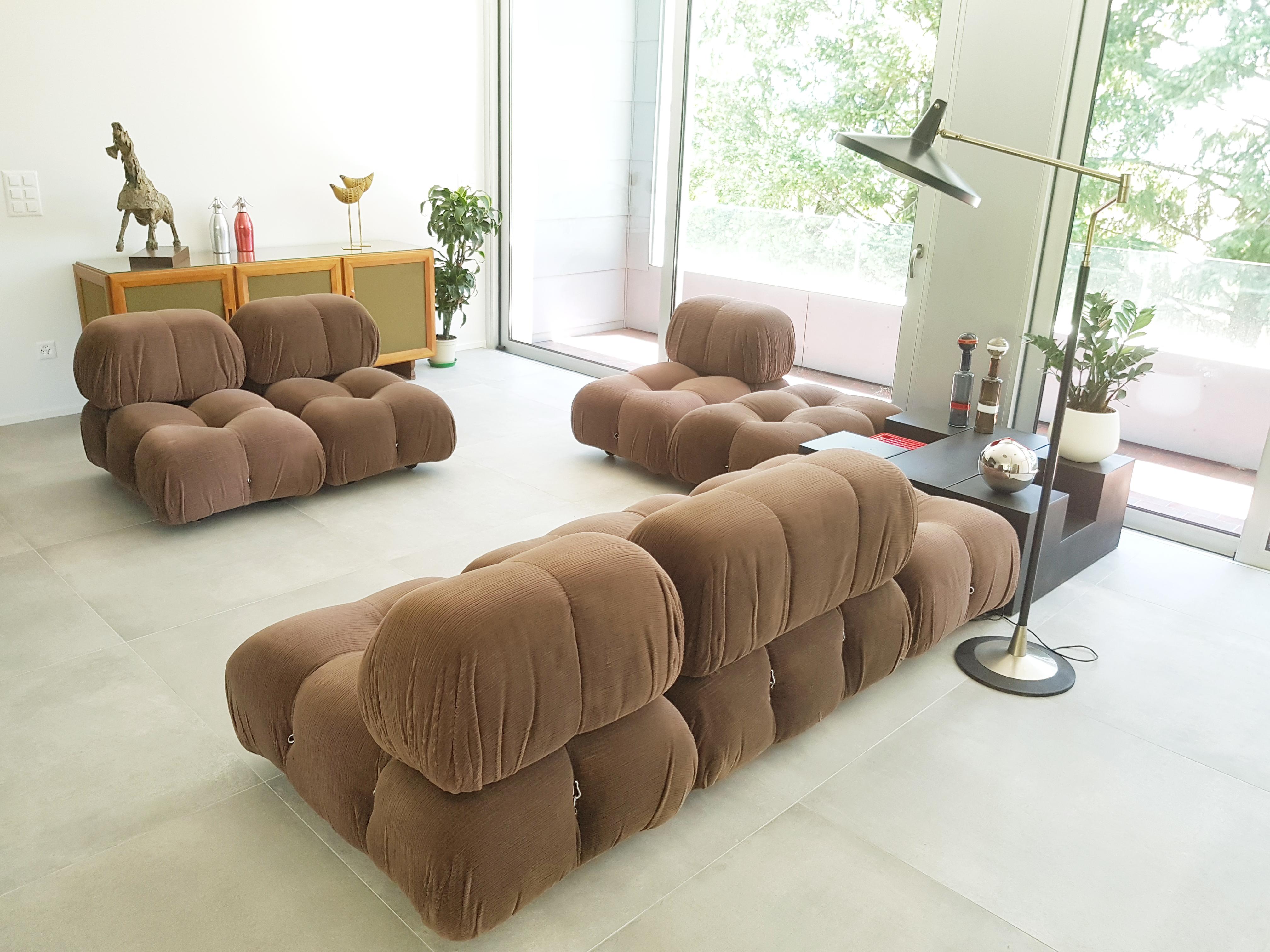 Set of modular armchairs and poufs in brown corduroy, mod. Camaleonda designed by Mario Bellini for C&B Italia in 1970.

The set consists of 7 elements:
- 4 armchairs ( cm 71 H x 65 W x 96 D )
- 2 poufs ( cm 37 H x 65 W x 96 D )
- 1 large