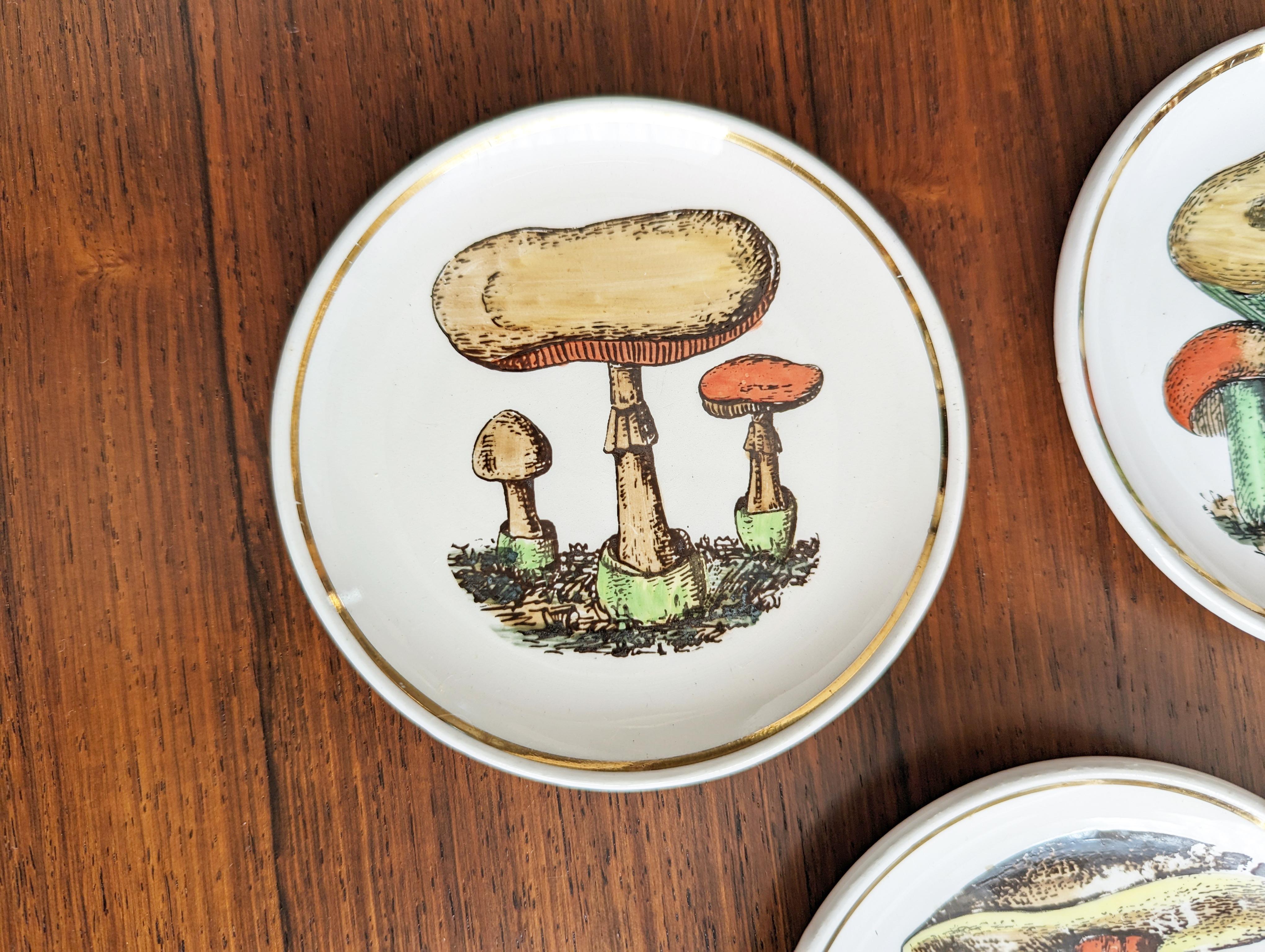 Placcato oro Set di 7 sottobicchieri in ceramica con funghi di Bucciarelli, Milano in vendita