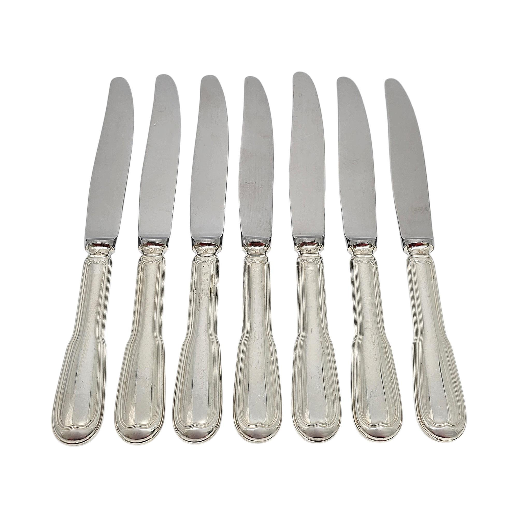 Set di 7 coltelli da cena moderni con manico in argento sterling e motivo Chinon di Christofle Francia.

Il modello Chinon è stato in produzione dal 1991 al 2018. Presenta un classico manico a forma di violino. La B del marchio Minerva fa risalire