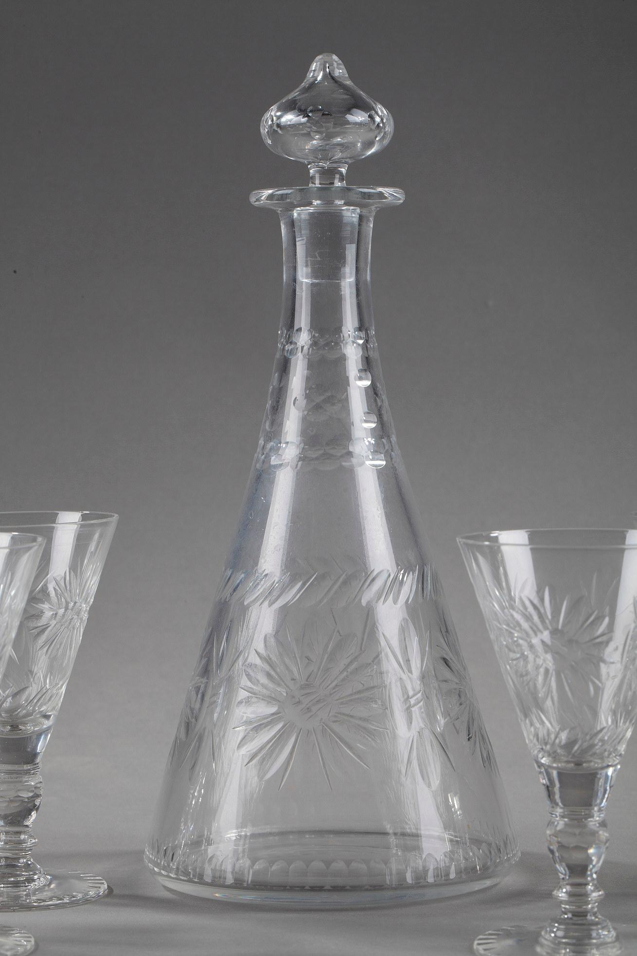 Set of 7 Crystal Glasses and a Pitcher In Good Condition For Sale In Paris, FR