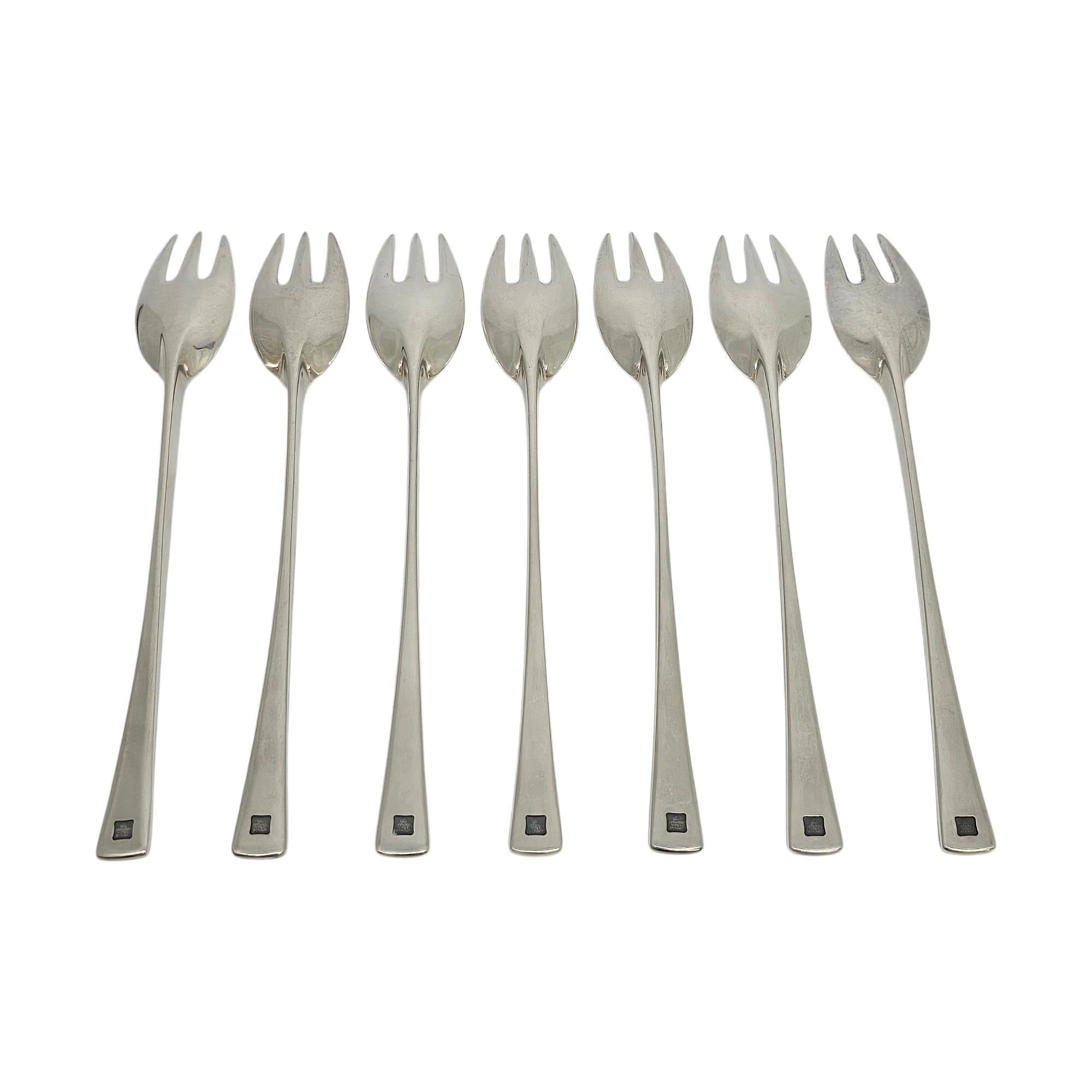 Set di 7 forchette da insalata in argento sterling con motivo Tjorn di Dansk Denmark.

Disegnato dall'artista e designer danese Jens Quistgaard nel 1959, il motivo Tjorn di Dansk è ancora oggi molto richiesto. Queste forchette da insalata presentano