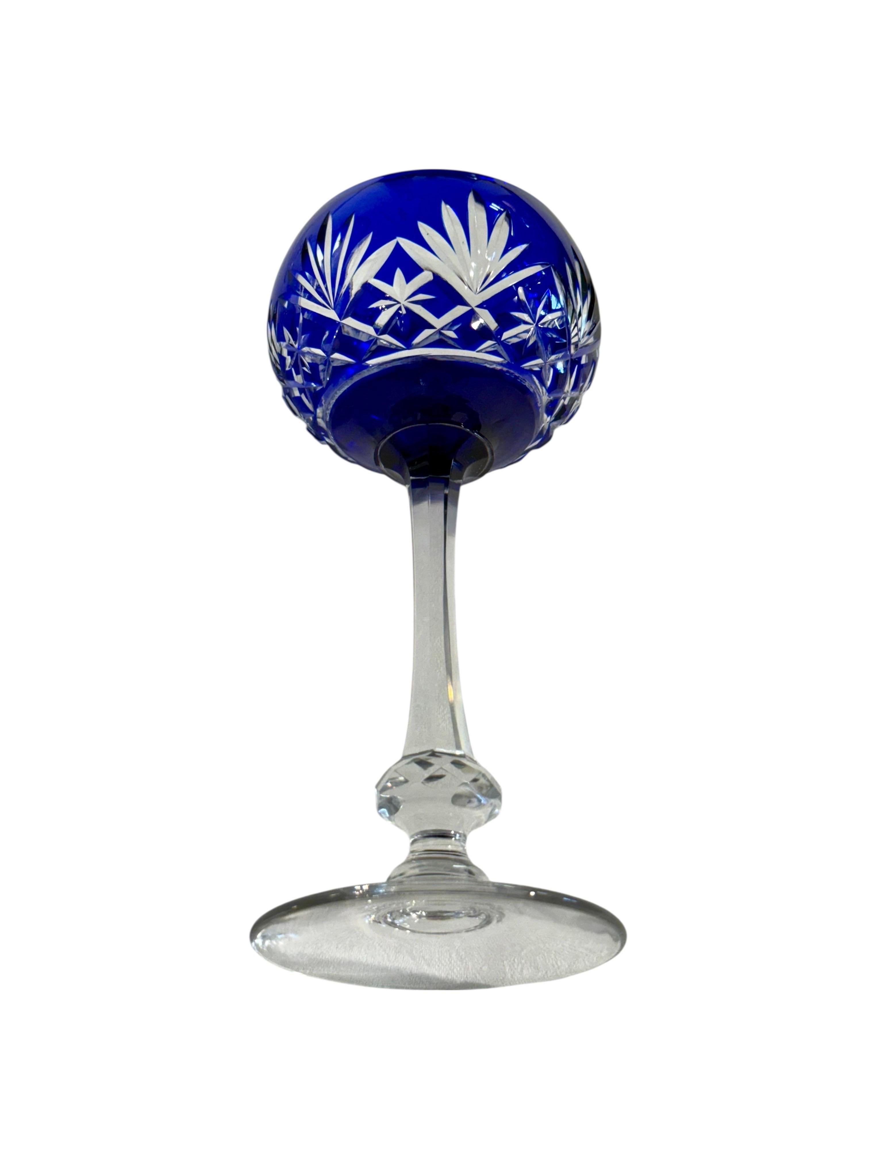 Lot de 7 verres en cristal bleu cobalt profond avec incrustation en vente 4