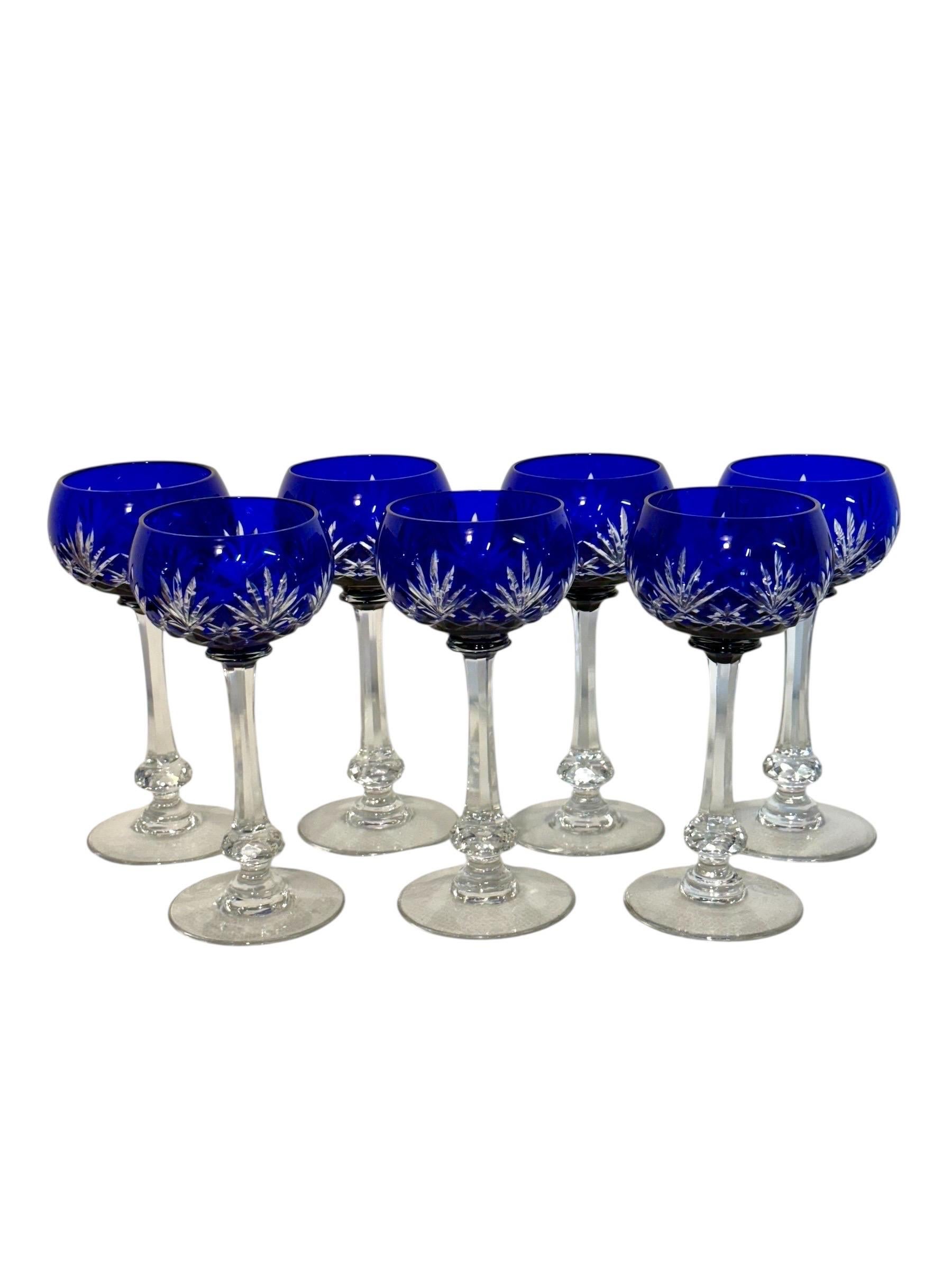 Lot de 7 verres en cristal bleu cobalt profond avec incrustation en vente 5