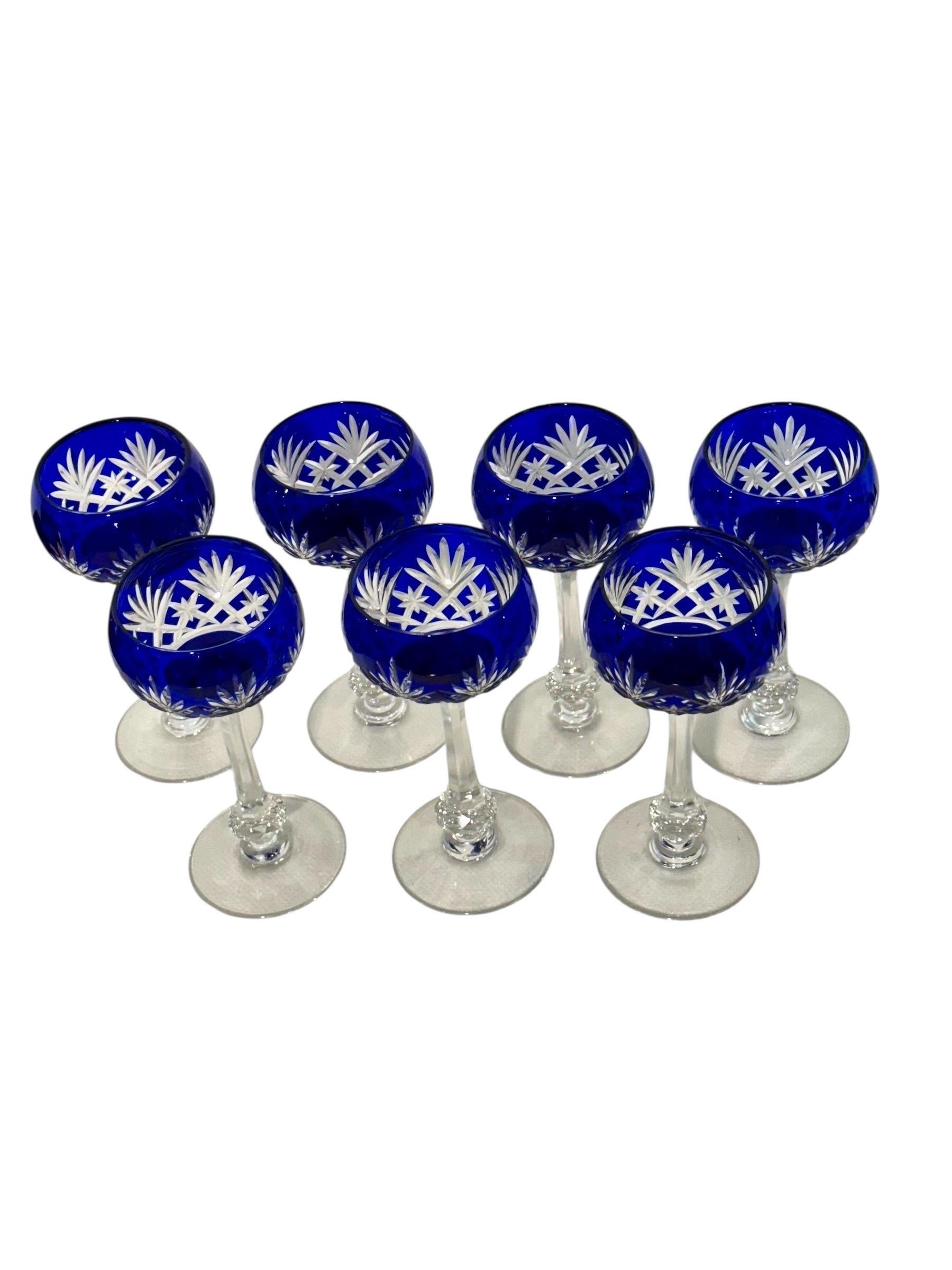 Lot de 7 verres en cristal bleu cobalt profond avec incrustation en vente 6