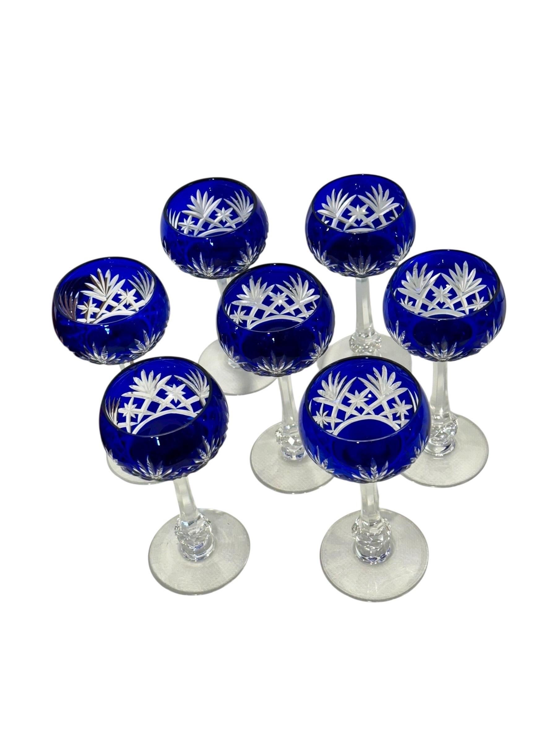 Lot de 7 verres en cristal bleu cobalt profond avec incrustation en vente 7