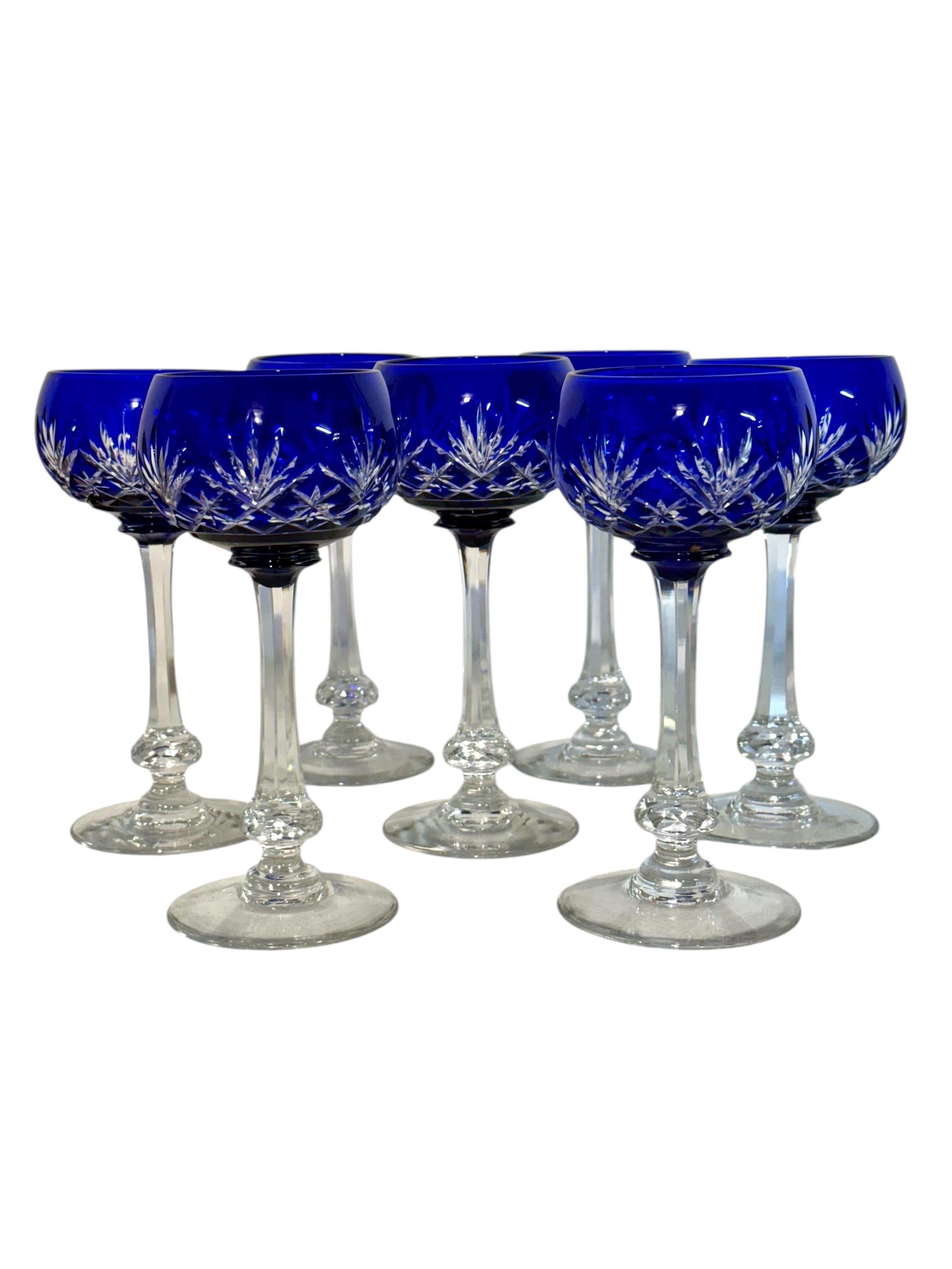 Lot de 7 verres en cristal bleu cobalt profond avec incrustation en vente 8