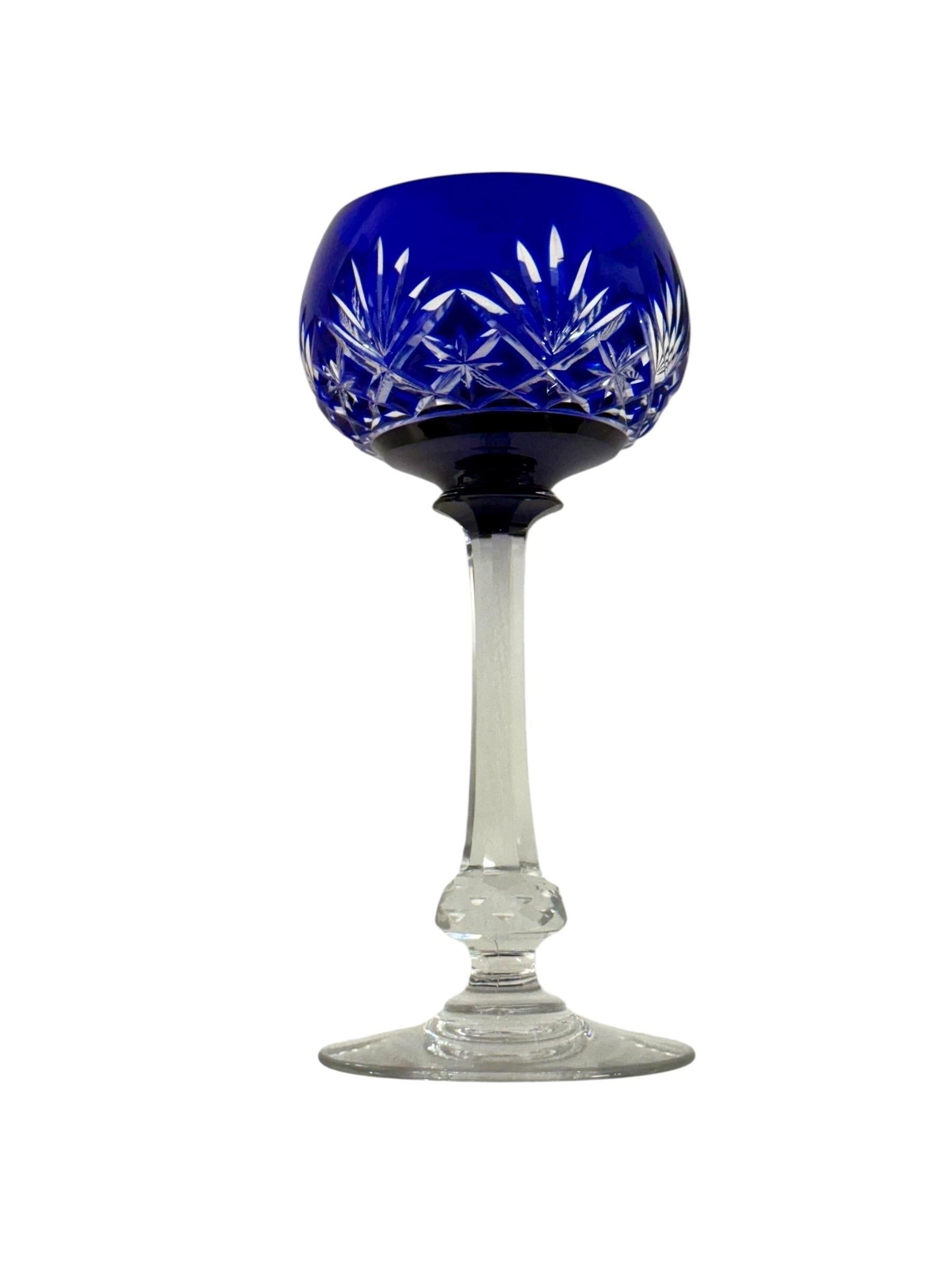 Lot de 7 verres en cristal bleu cobalt profond avec incrustation en vente 9