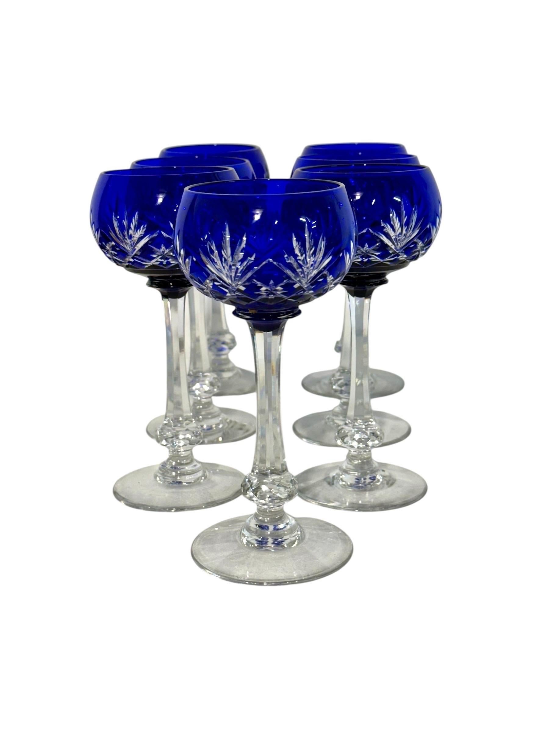 Français Lot de 7 verres en cristal bleu cobalt profond avec incrustation en vente