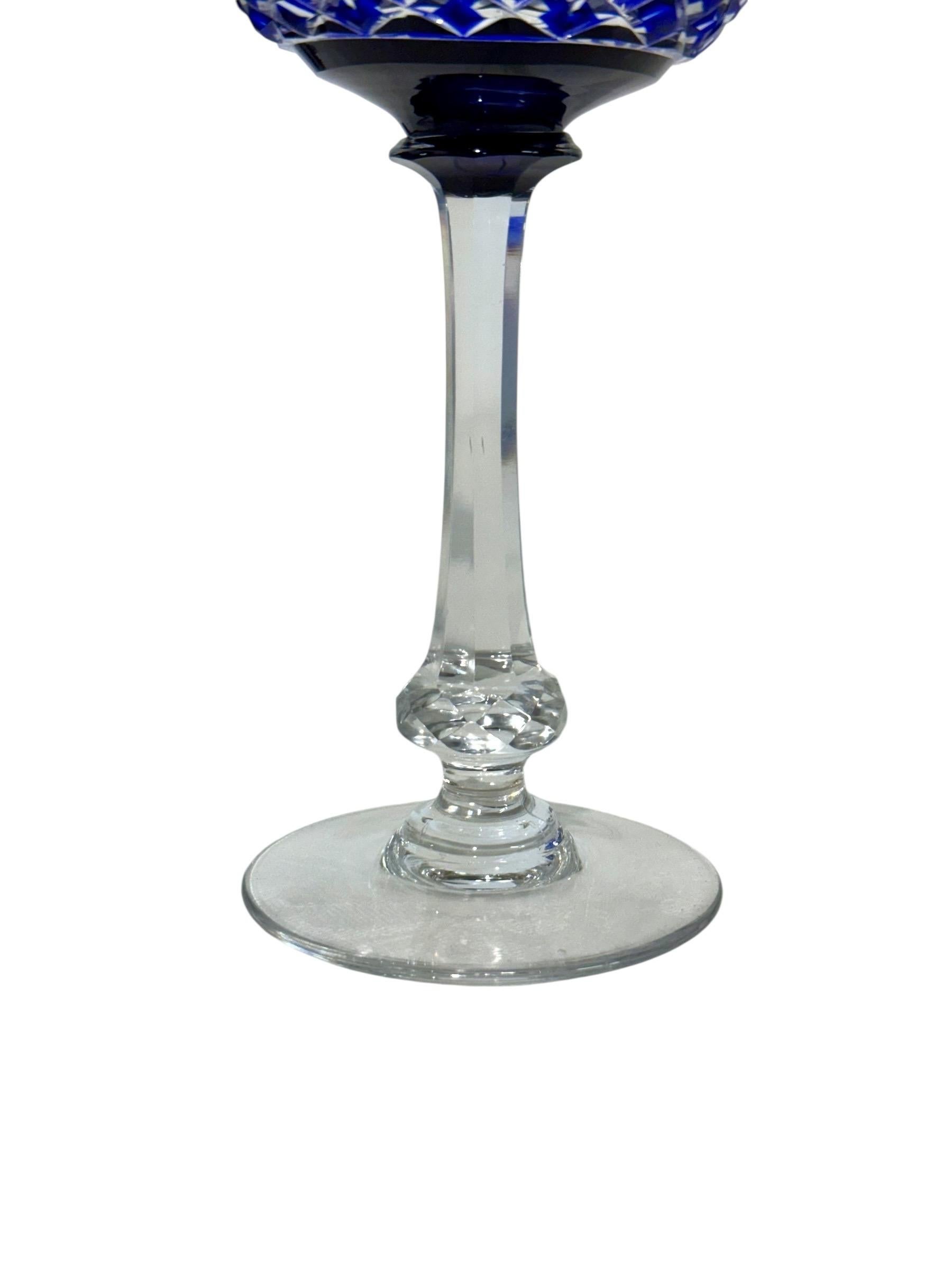 20ième siècle Lot de 7 verres en cristal bleu cobalt profond avec incrustation en vente