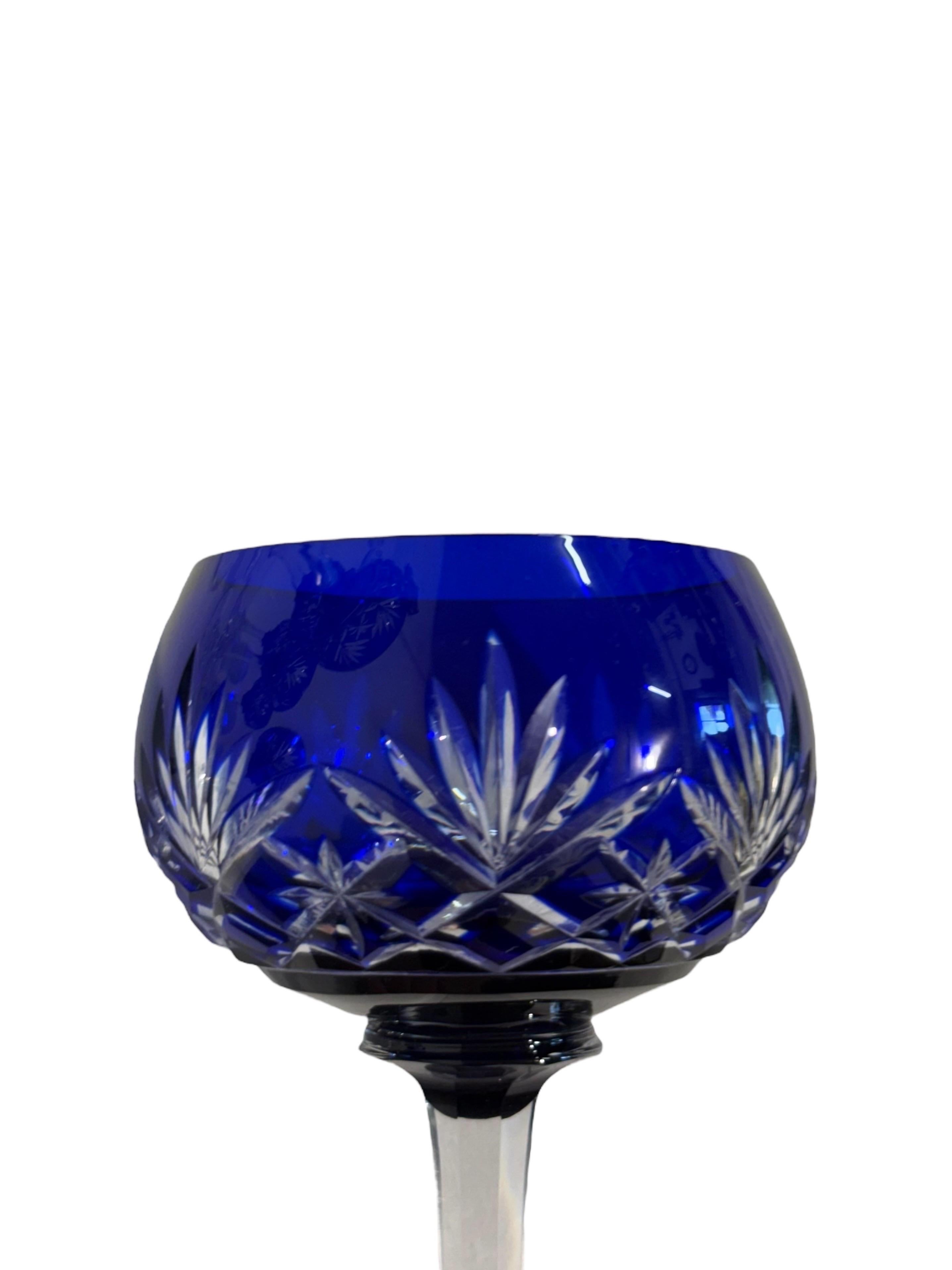 Cristal Lot de 7 verres en cristal bleu cobalt profond avec incrustation en vente