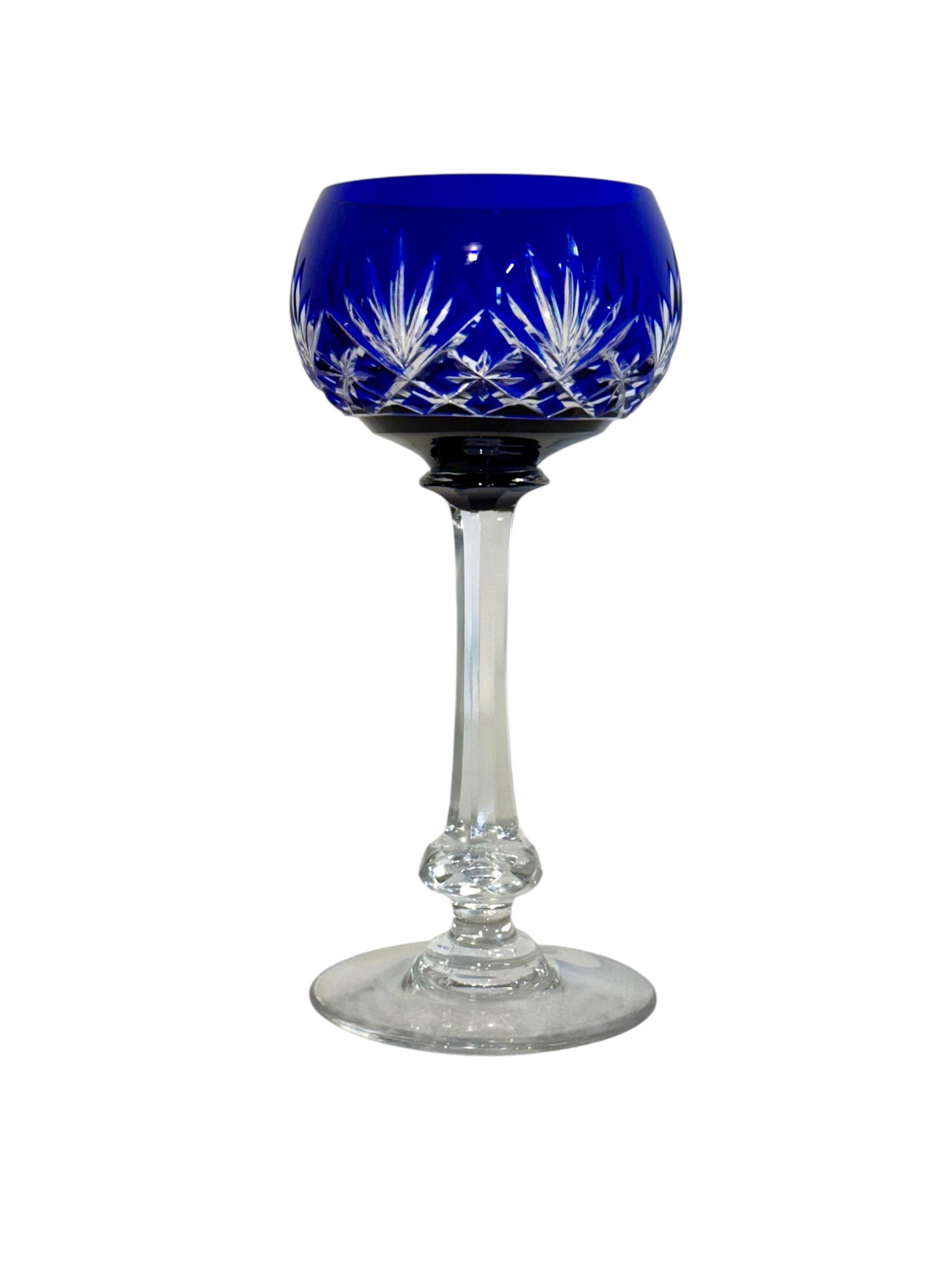 Lot de 7 verres en cristal bleu cobalt profond avec incrustation en vente 1