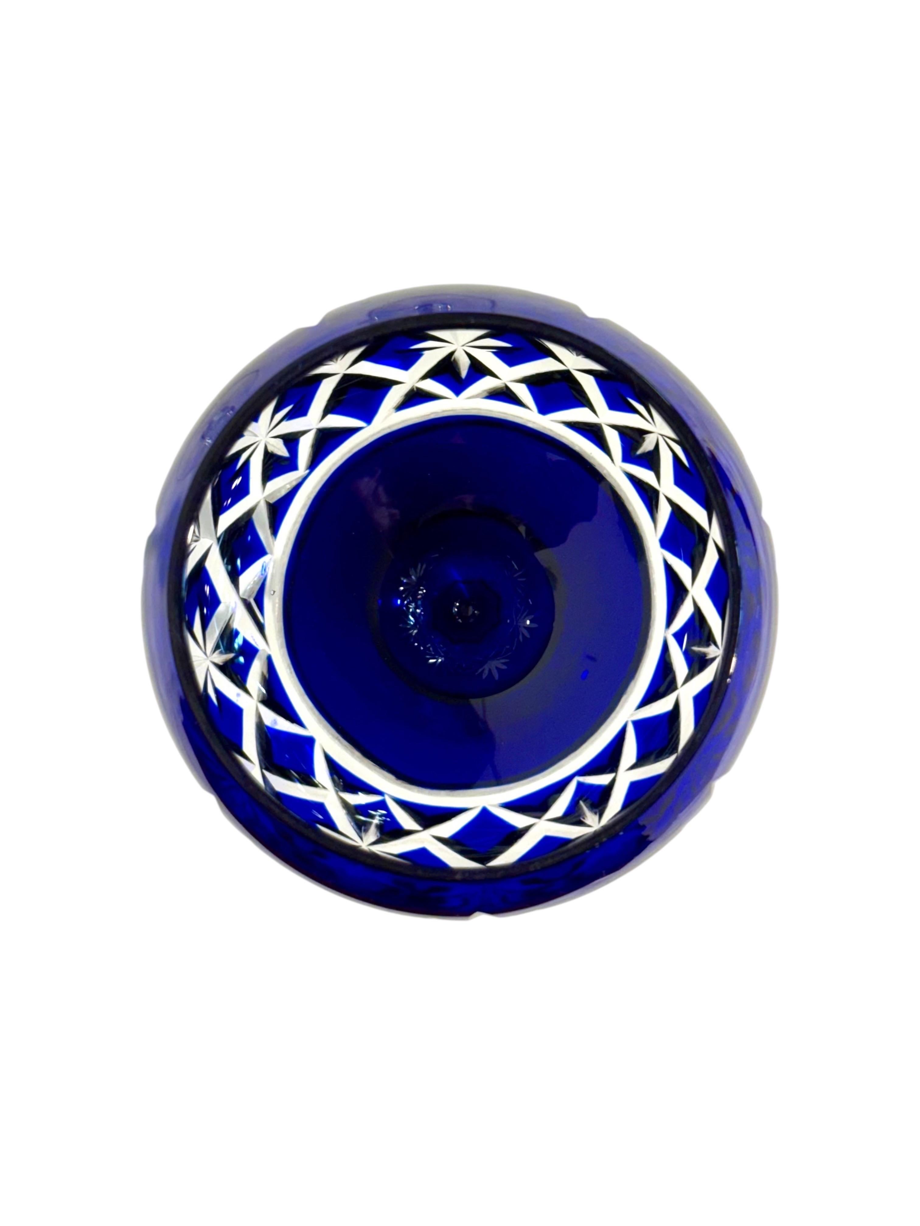 Lot de 7 verres en cristal bleu cobalt profond avec incrustation en vente 2