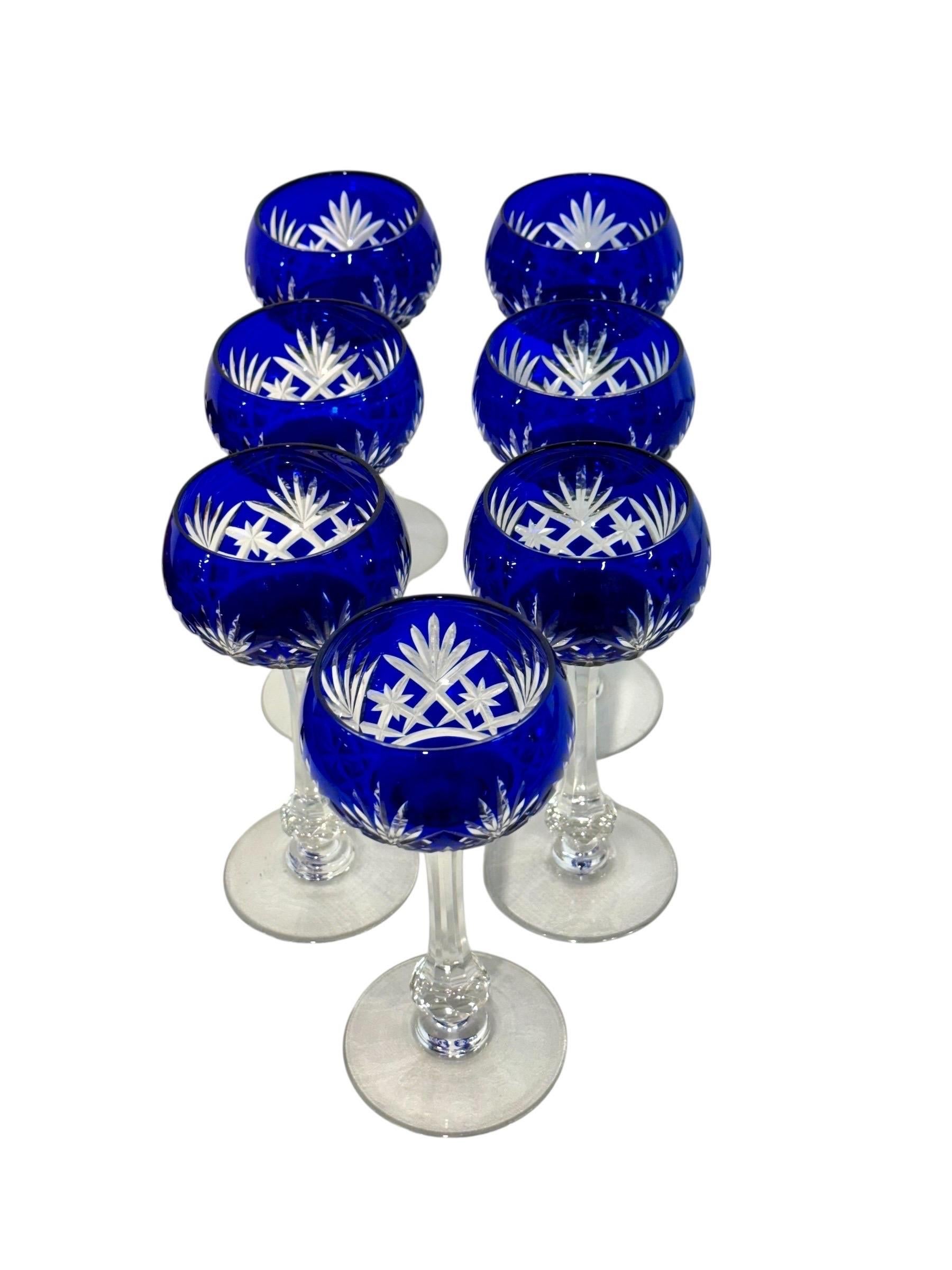 Lot de 7 verres en cristal bleu cobalt profond avec incrustation en vente 3