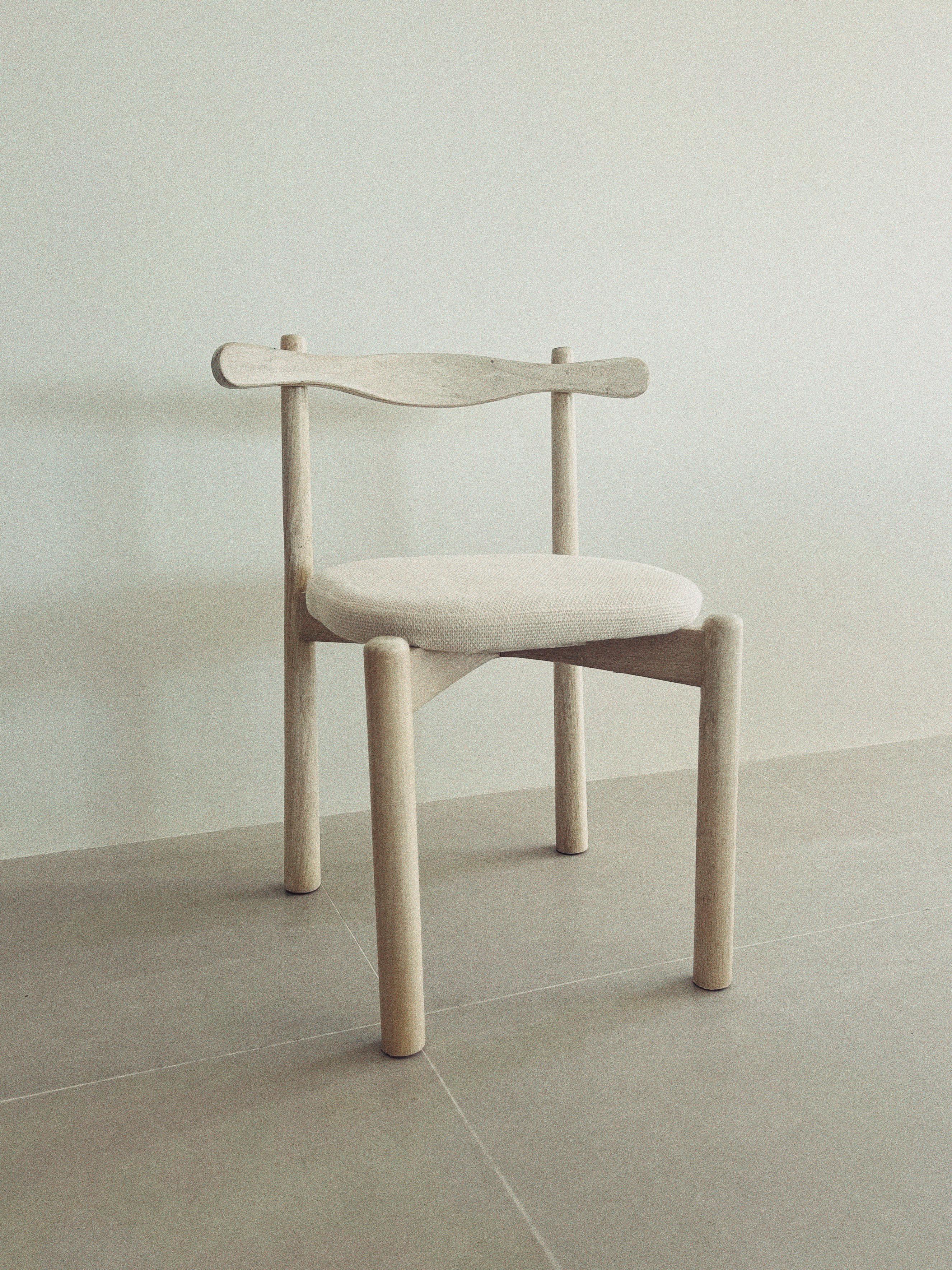 Uçá Chair - Imagine the warm mornings on the Brazilian coast, where the Uçá crustacean gracefully traces its path along the shoreline. This chair, named after the fascinating creature, captures its unique qualities, paying tribute to the marine