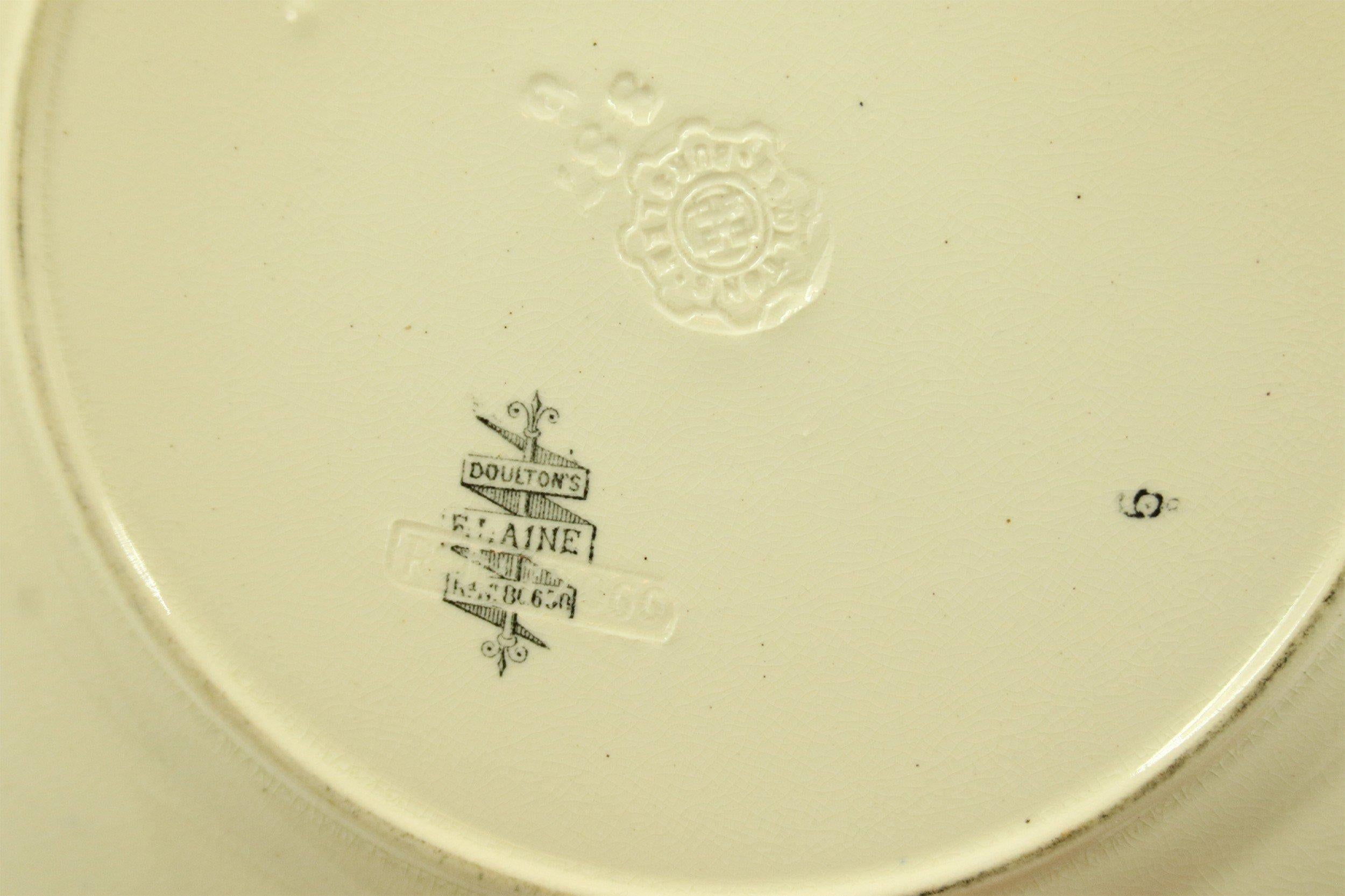 Satz von 7 englischen (19. Jahrhundert) schwarzen und cremefarbenen Blumen-Transferware-Tellern mit der Darstellung einer Blumenvase in der Mitte. (Douton's Elaine) (Preis als Set).
  