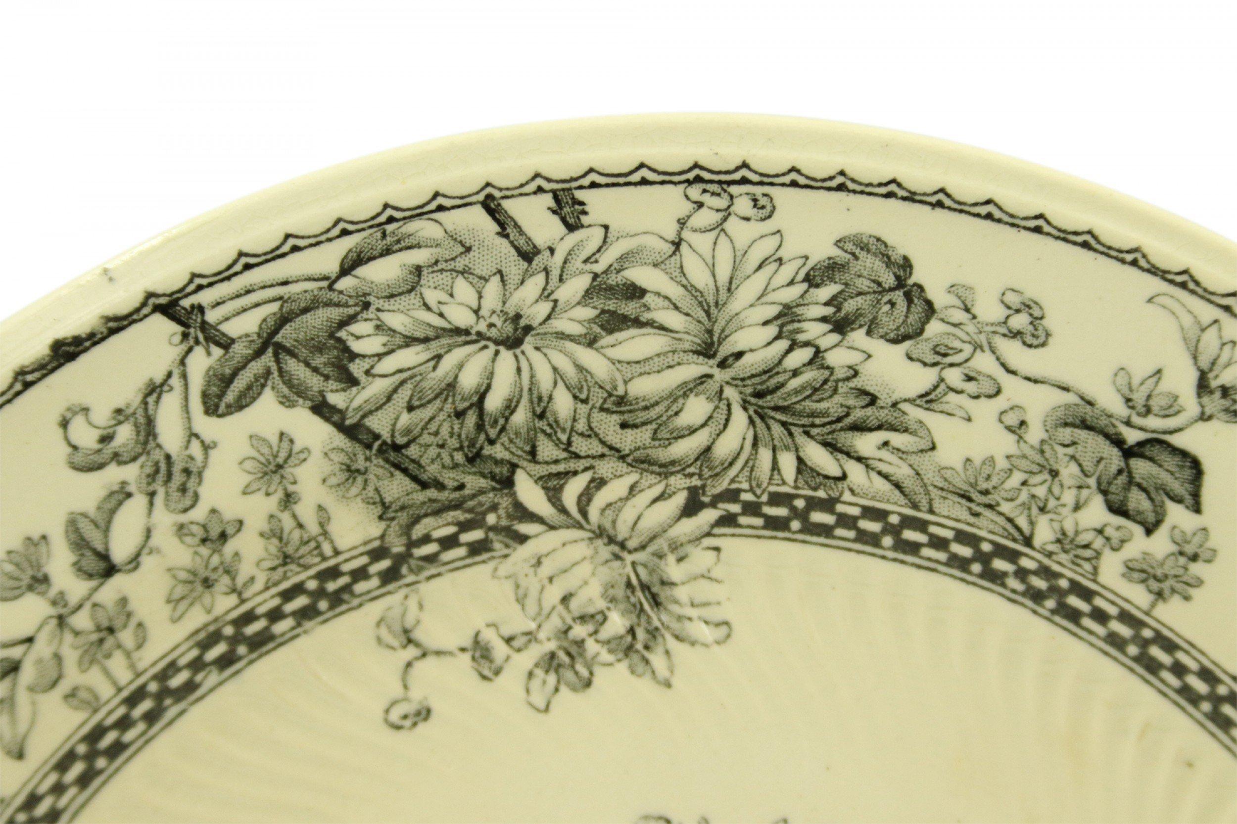 Set von 7 englischen viktorianischen Transferware-Tellern mit schwarzem und cremefarbenem Blumenmuster (Keramik) im Angebot