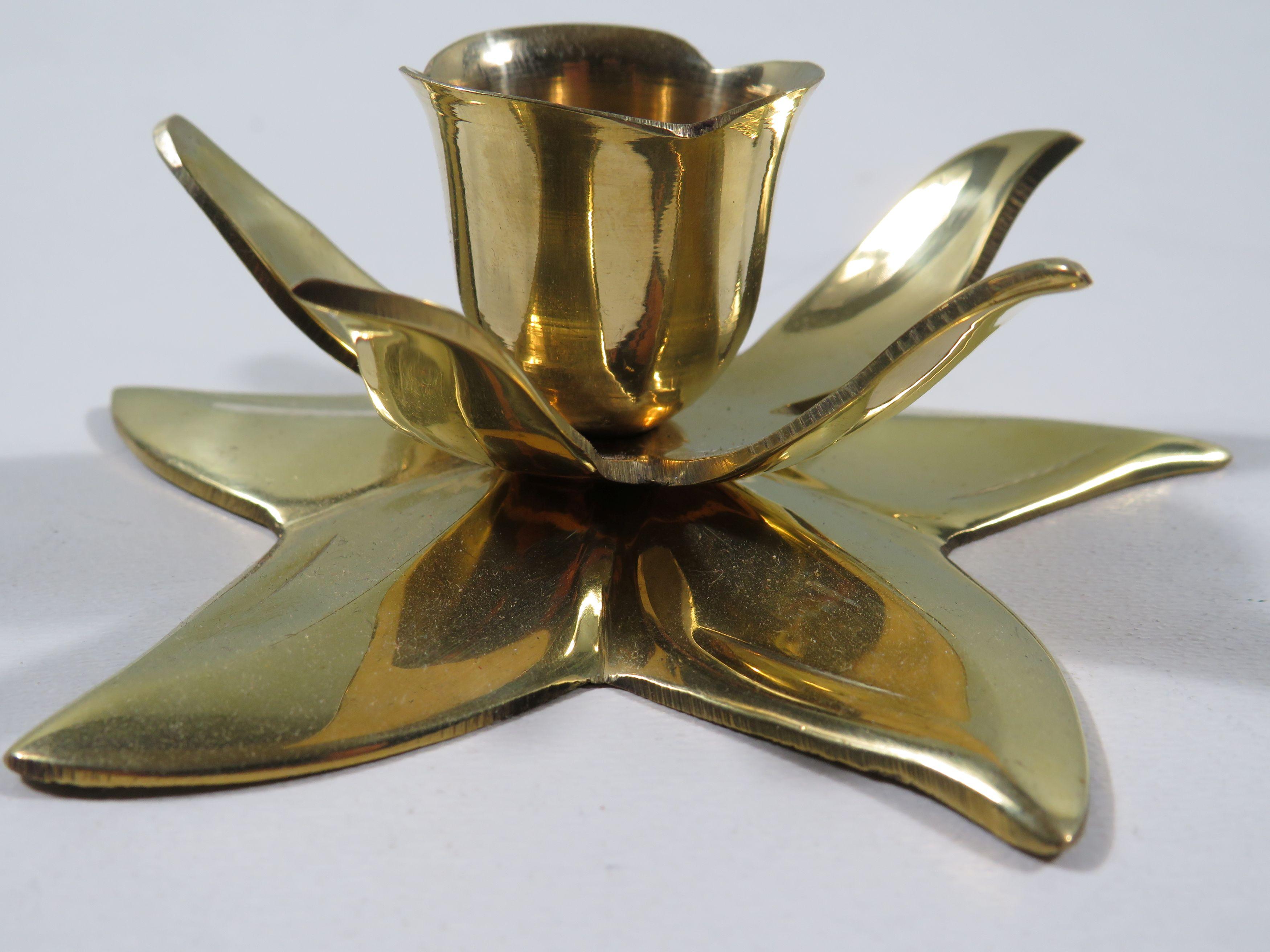 Set of 7 flower-shaped candlesticks in shiny heavy brass, 1970-1980 (Böhmisch) im Angebot