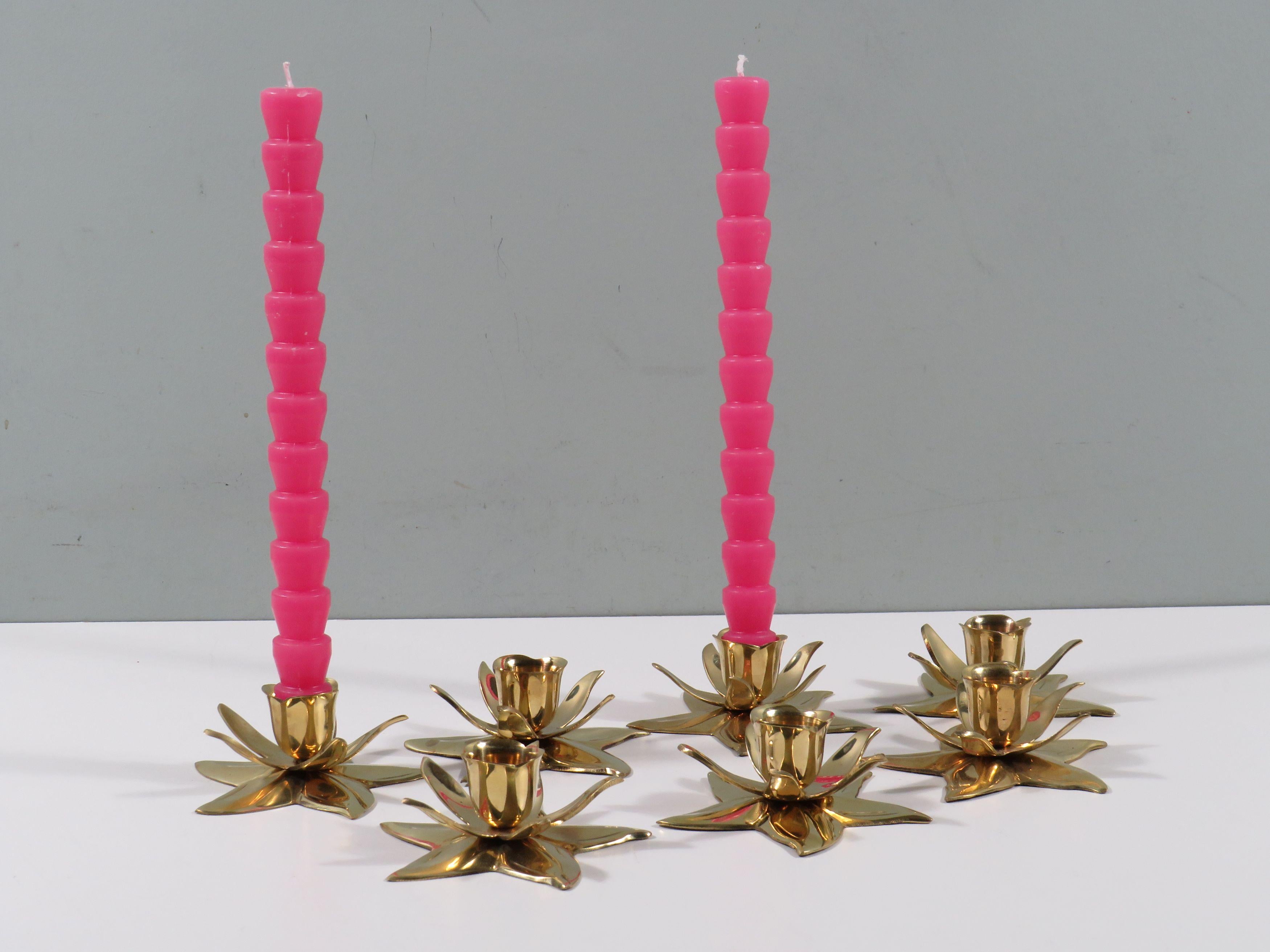 Set of 7 flower-shaped candlesticks in shiny heavy brass, 1970-1980 (Indisch) im Angebot
