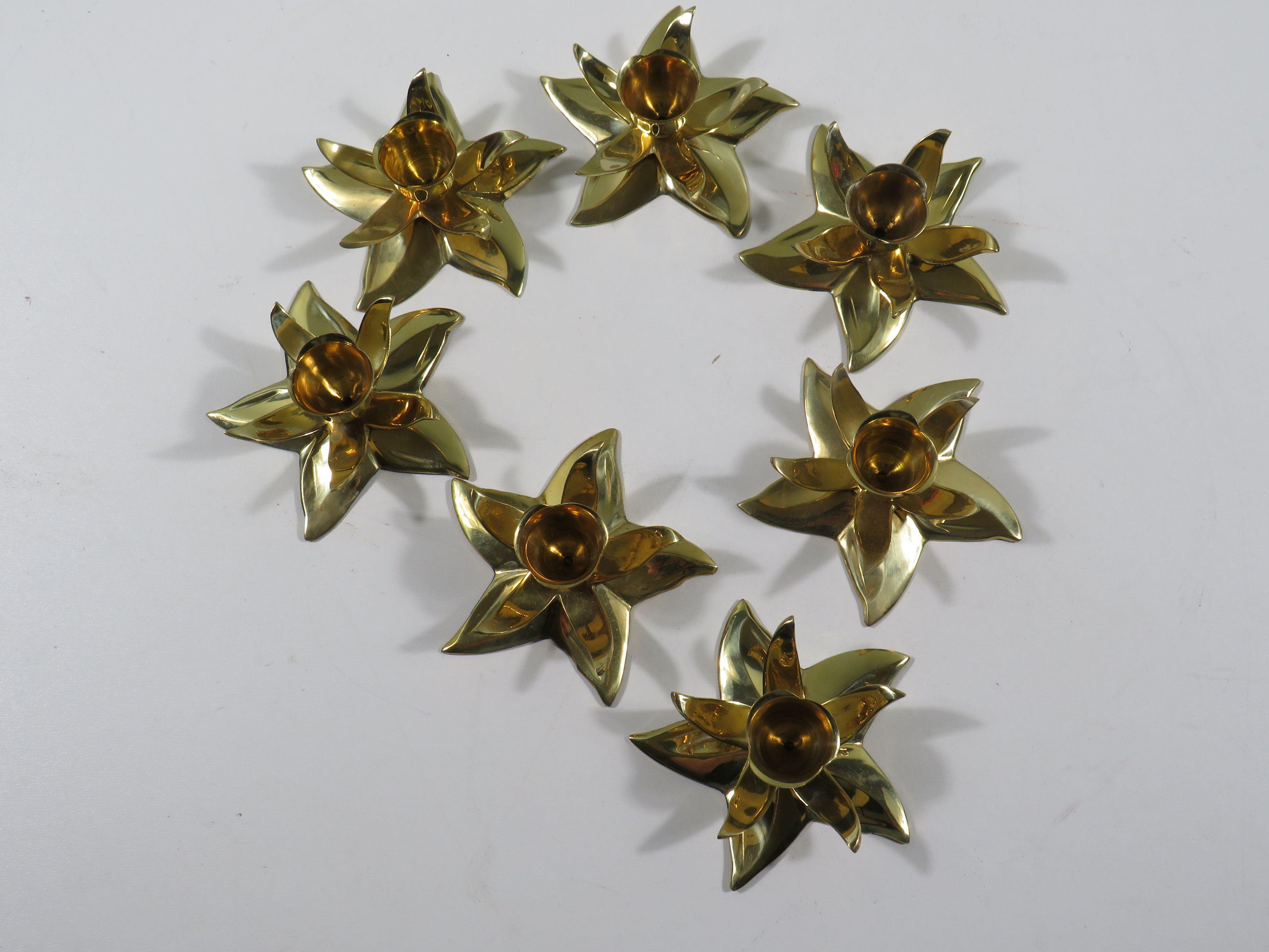 Set of 7 flower-shaped candlesticks in shiny heavy brass, 1970-1980 im Zustand „Gut“ im Angebot in Herentals, BE