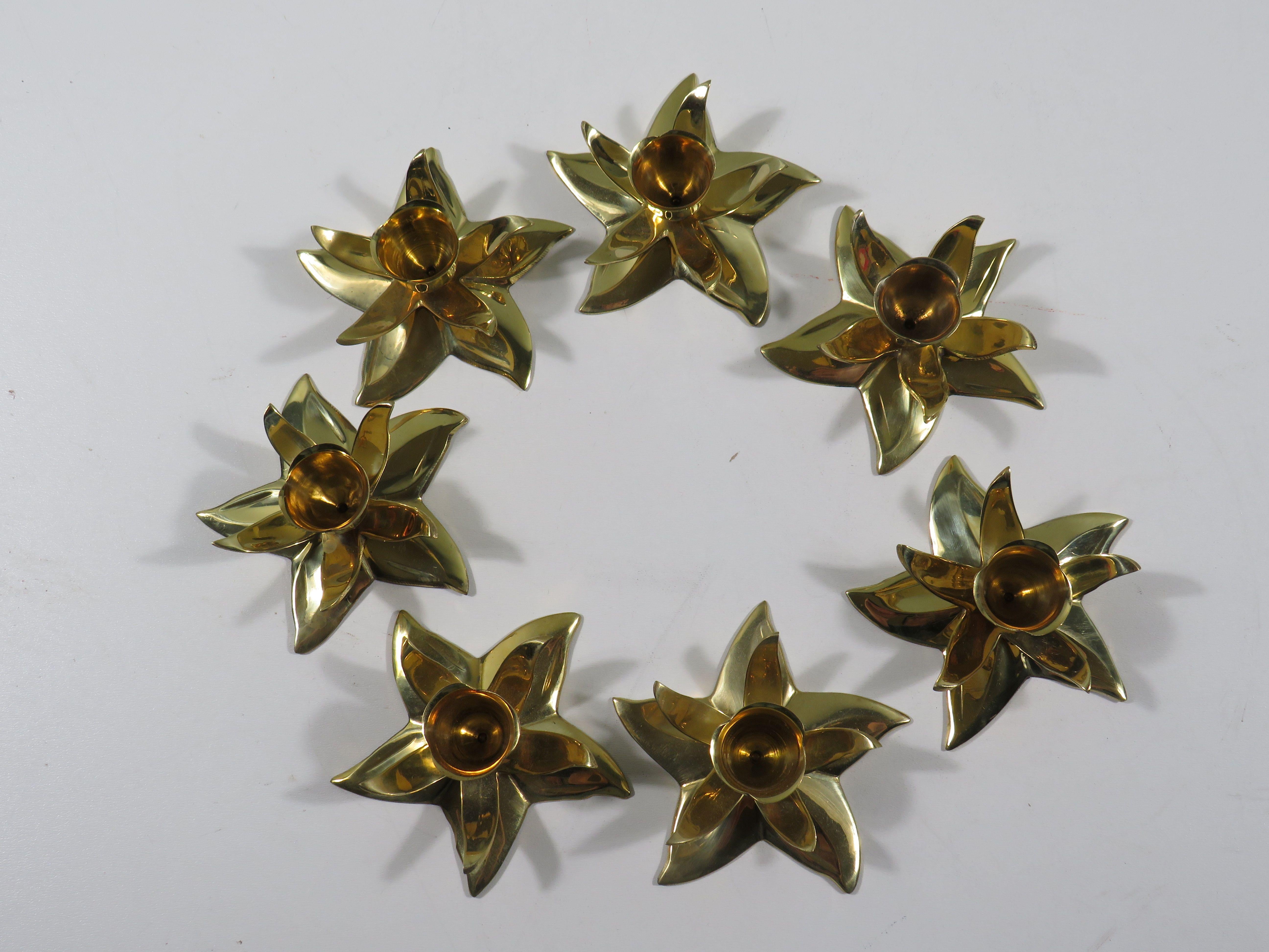 Set of 7 flower-shaped candlesticks in shiny heavy brass, 1970-1980 (20. Jahrhundert) im Angebot