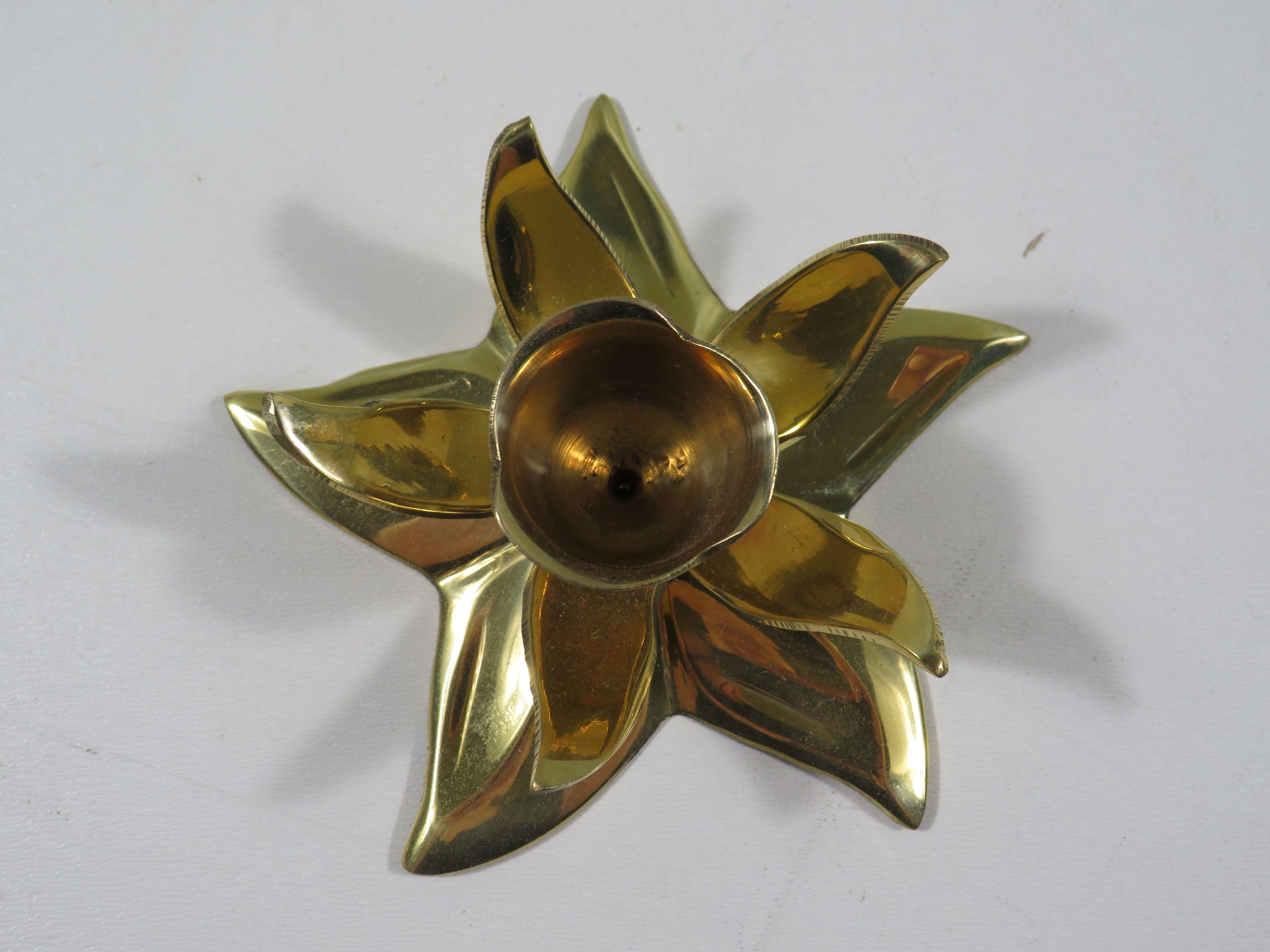 Set of 7 flower-shaped candlesticks in shiny heavy brass, 1970-1980 (Messing) im Angebot
