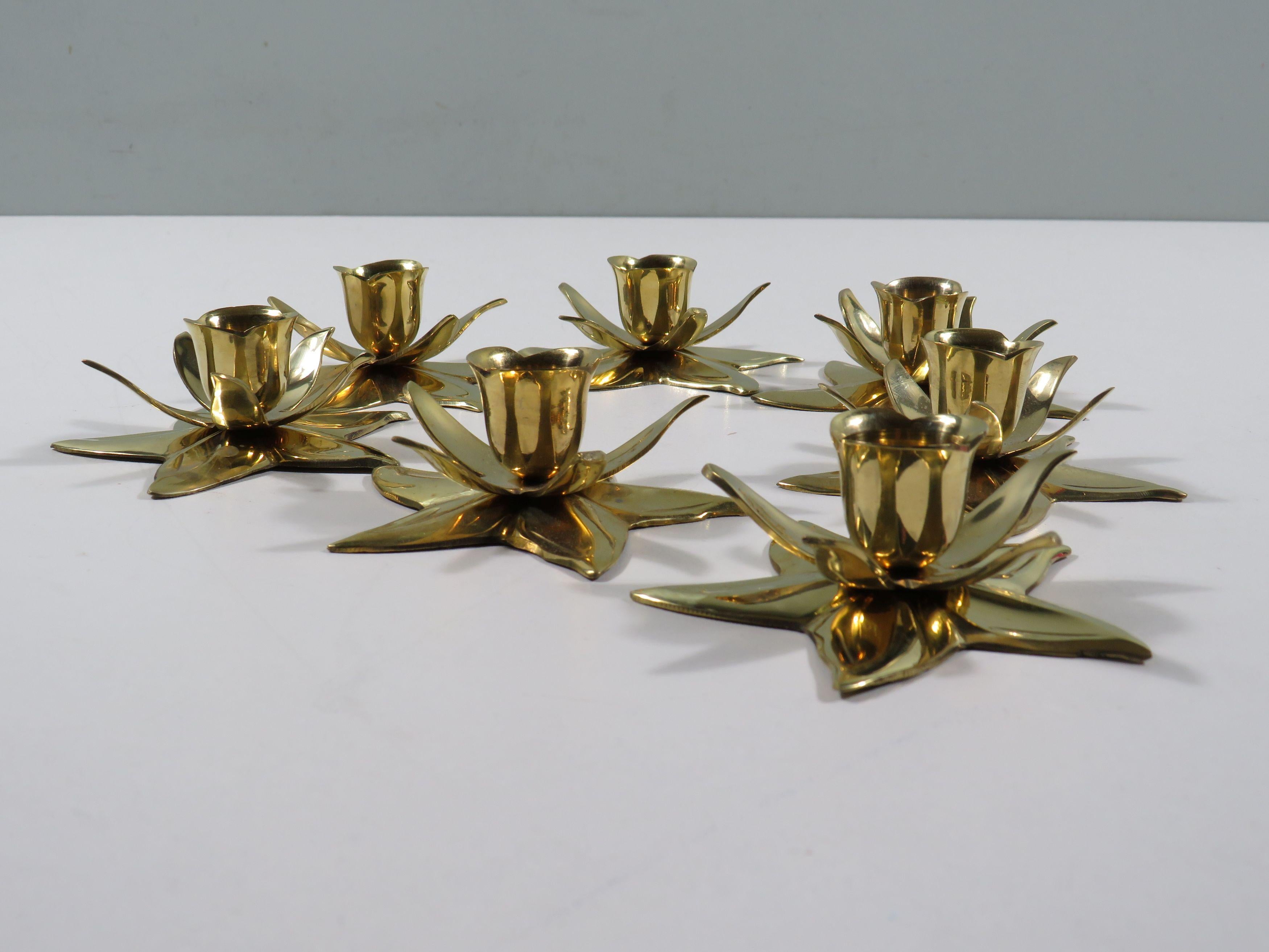 Set of 7 flower-shaped candlesticks in shiny heavy brass, 1970-1980 im Angebot 1