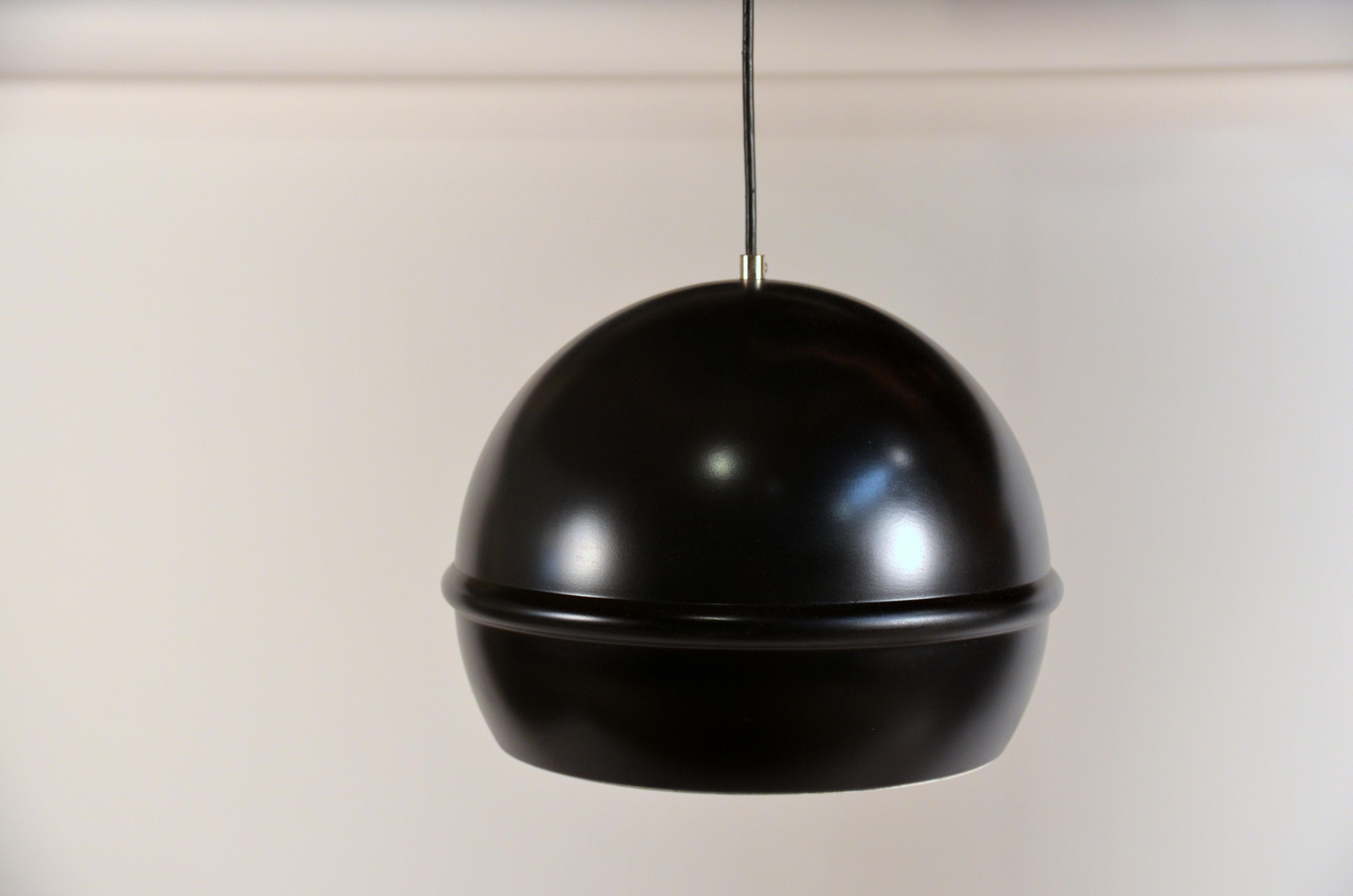 Ensemble de 4 pendentifs globe noir français des années 1960. Auvents assortis.

Peut être installé de manière alignée, en grille ou en grappe à différentes hauteurs.

Parfait avec des ampoules à bouts argentés ou dorés.

Le prix est fixé par lot de