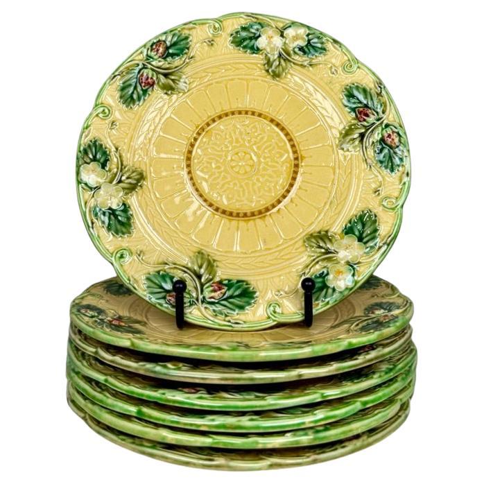 Ensemble de 7 assiettes à dessert Barbotine à motif floral et de volutes, années 1900