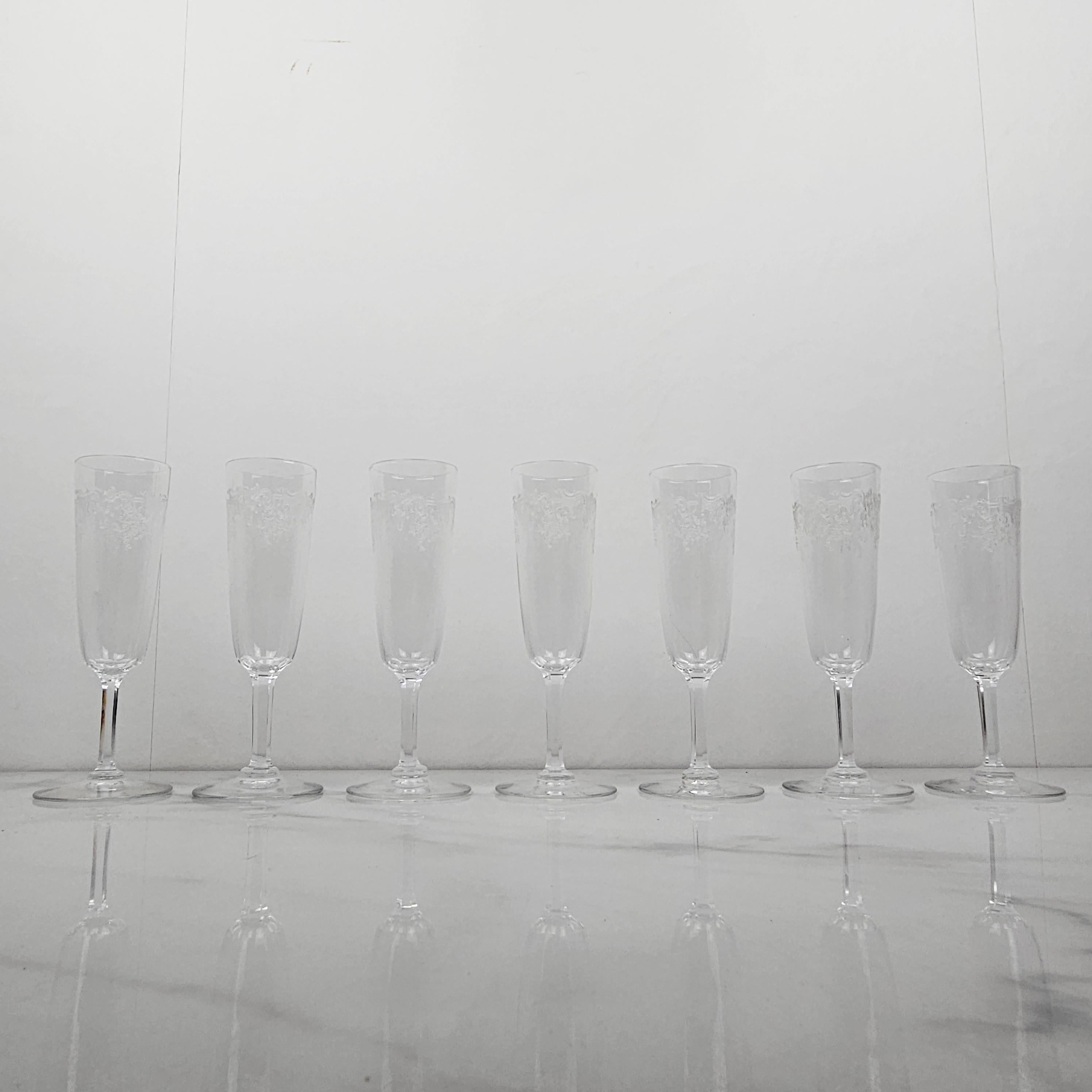 Un bel ensemble de sept flûtes à champagne françaises faites à la main en verre de cristal, fabriquées vers 1890.  

Ces verres anciens sont soufflés à la bouche. 

Remarquez les très beaux détails et le design élégant.
Méticuleusement fabriquées à
