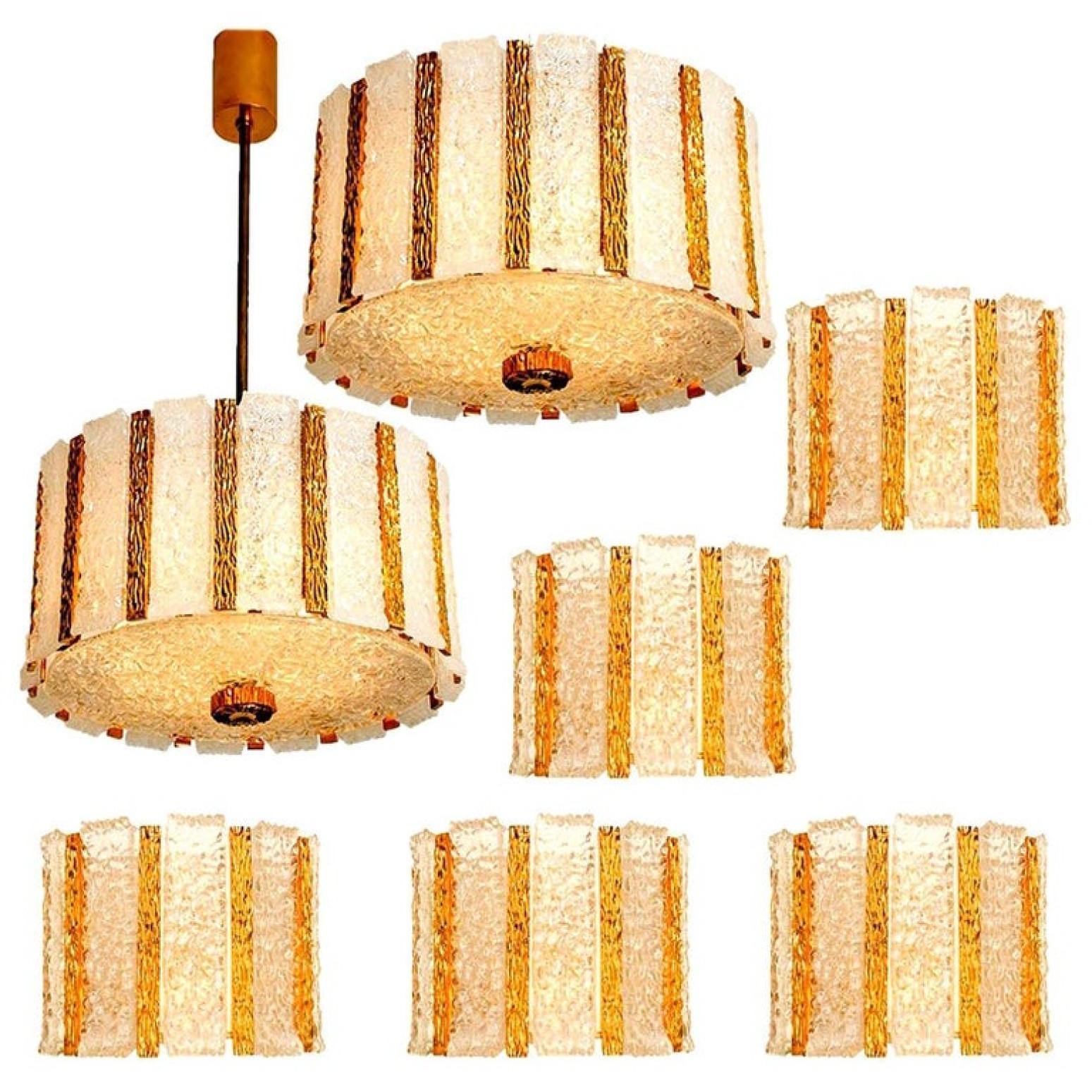 Ensemble de luminaires à tambour en bronze doré avec plusieurs panneaux de verre. Le meilleur du design des années 1960. Cet ensemble est exécuté à un niveau très élevé. Il est rare d'en trouver un ensemble.

Le style élégant de cet ensemble