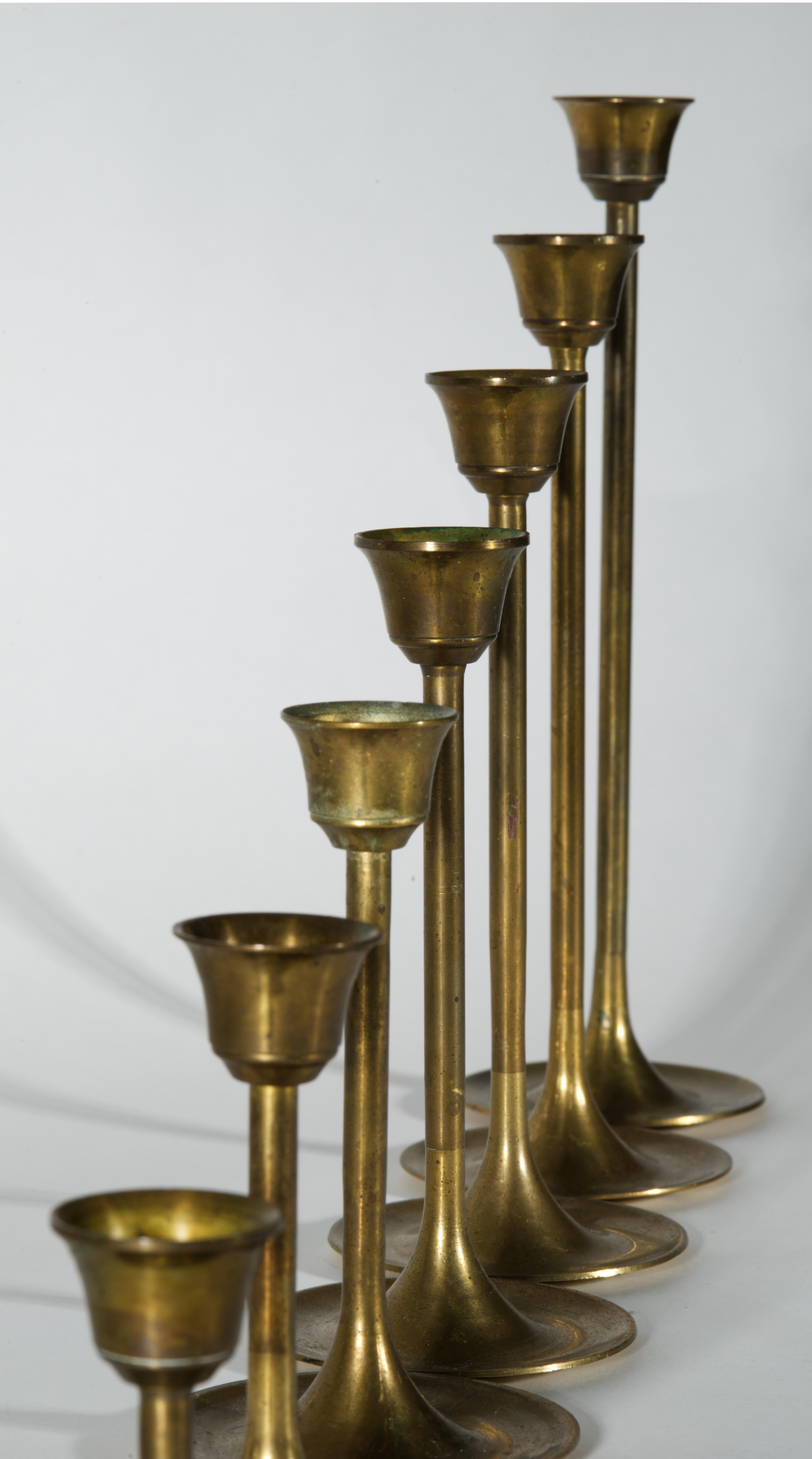 Mid-Century moderno Set of 7 Graduated Scandinavian Modern Brass Candle Holders in vendita