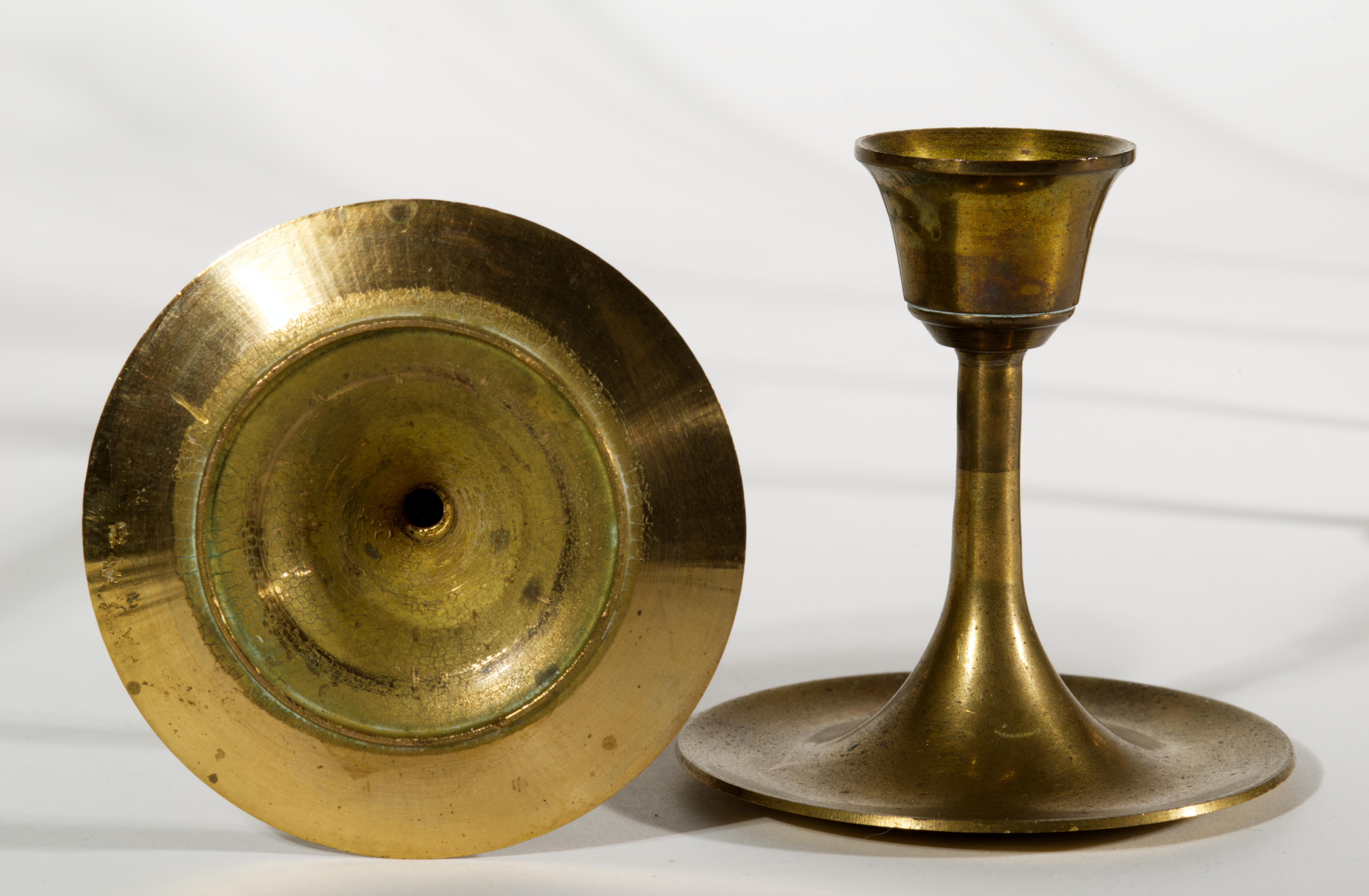 Ottone Set of 7 Graduated Scandinavian Modern Brass Candle Holders in vendita