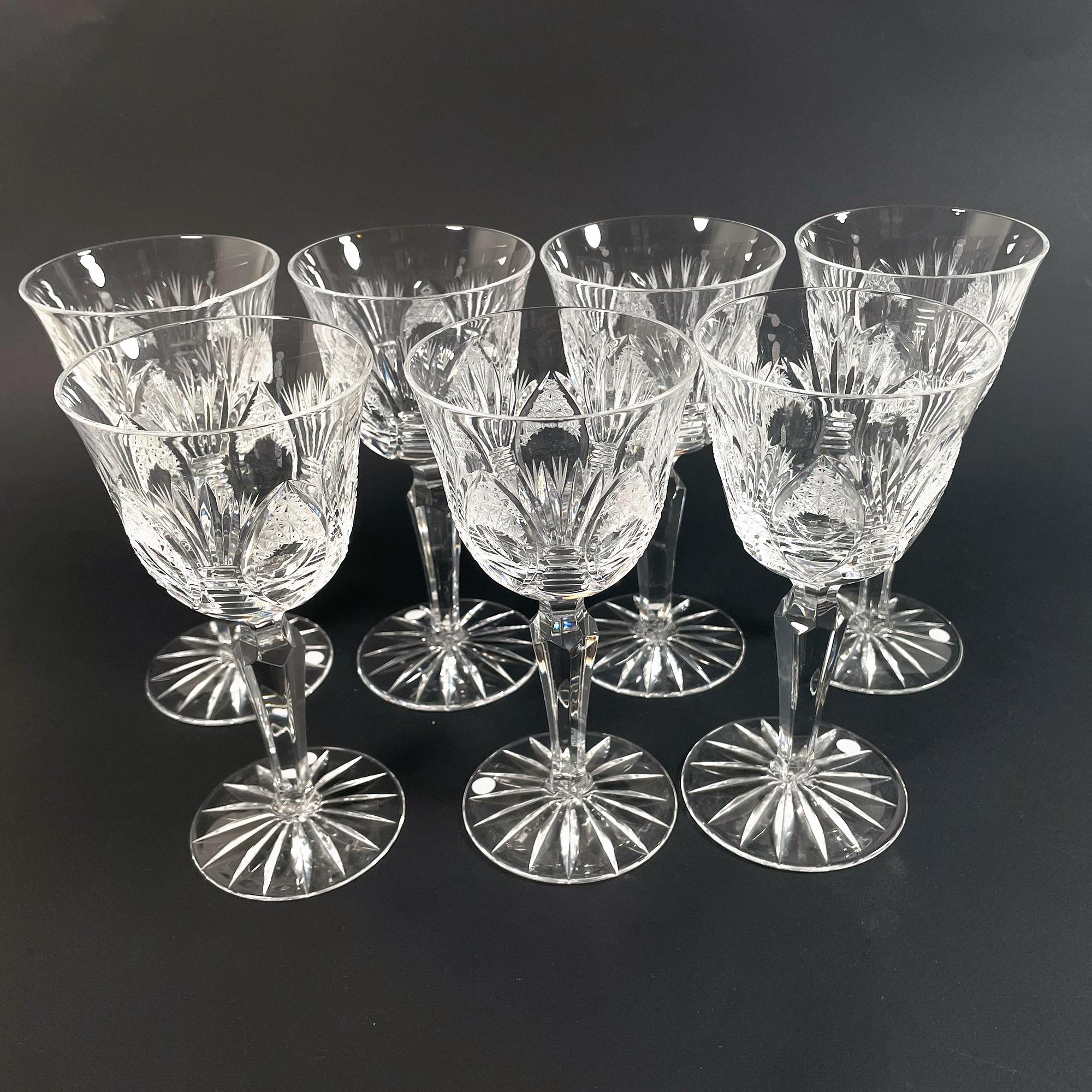 Cet exquis ensemble de 7 verres en cristal de Bohème taillés à la main dans les années 1980 est parfait pour ajouter une touche d'élégance vintage à toute collection ou table à manger. D'une hauteur de 17 cm, avec un diamètre de 8 cm au sommet et de