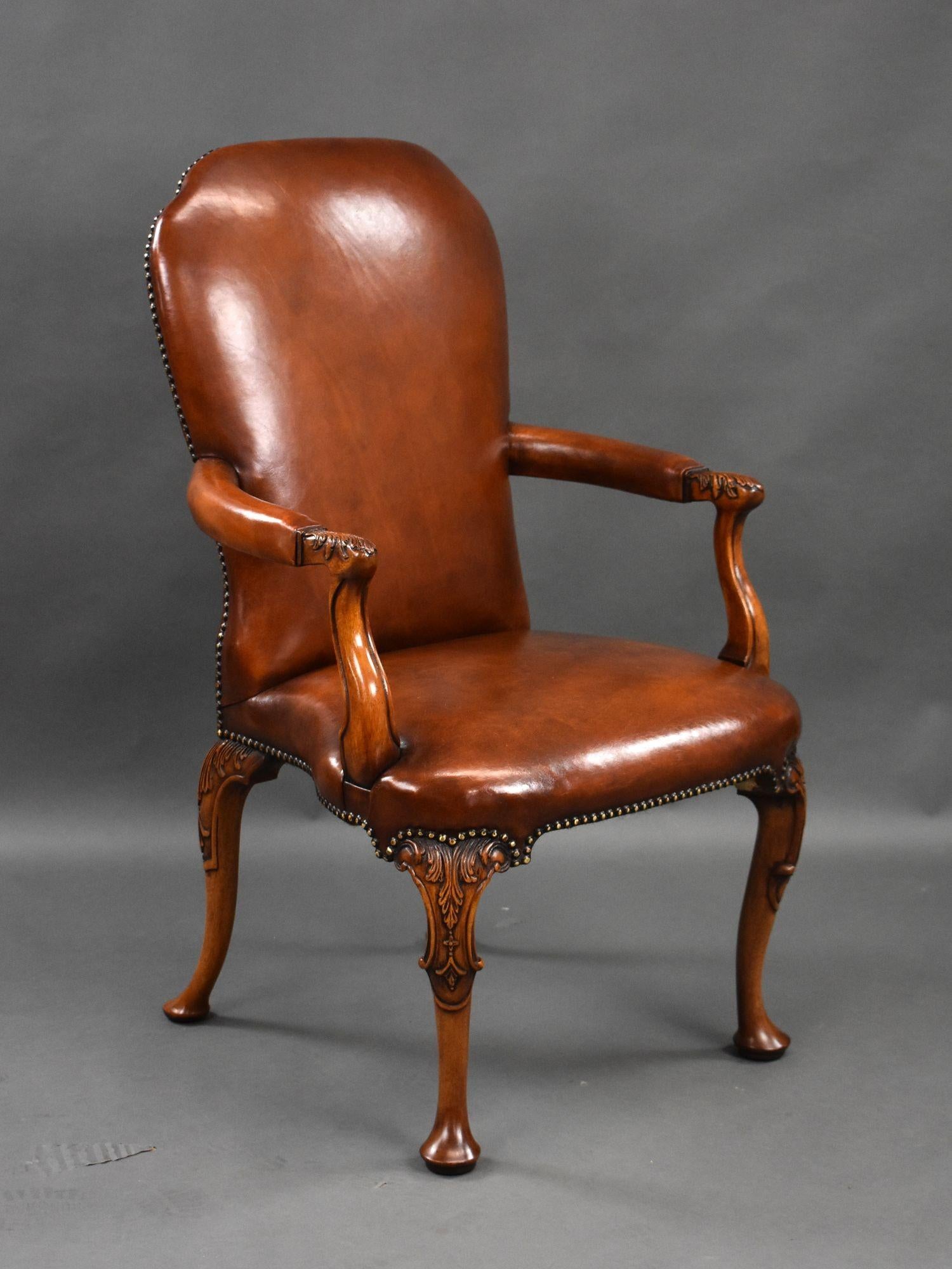 Nous proposons à la vente un ensemble de 7 fauteuils en cuir teint à la main de bonne qualité. Chaque fauteuil est doté d'accoudoirs ouverts et repose sur des pieds cabriole sculptés. Chaque chaise est en excellent état. Peut être vendu par