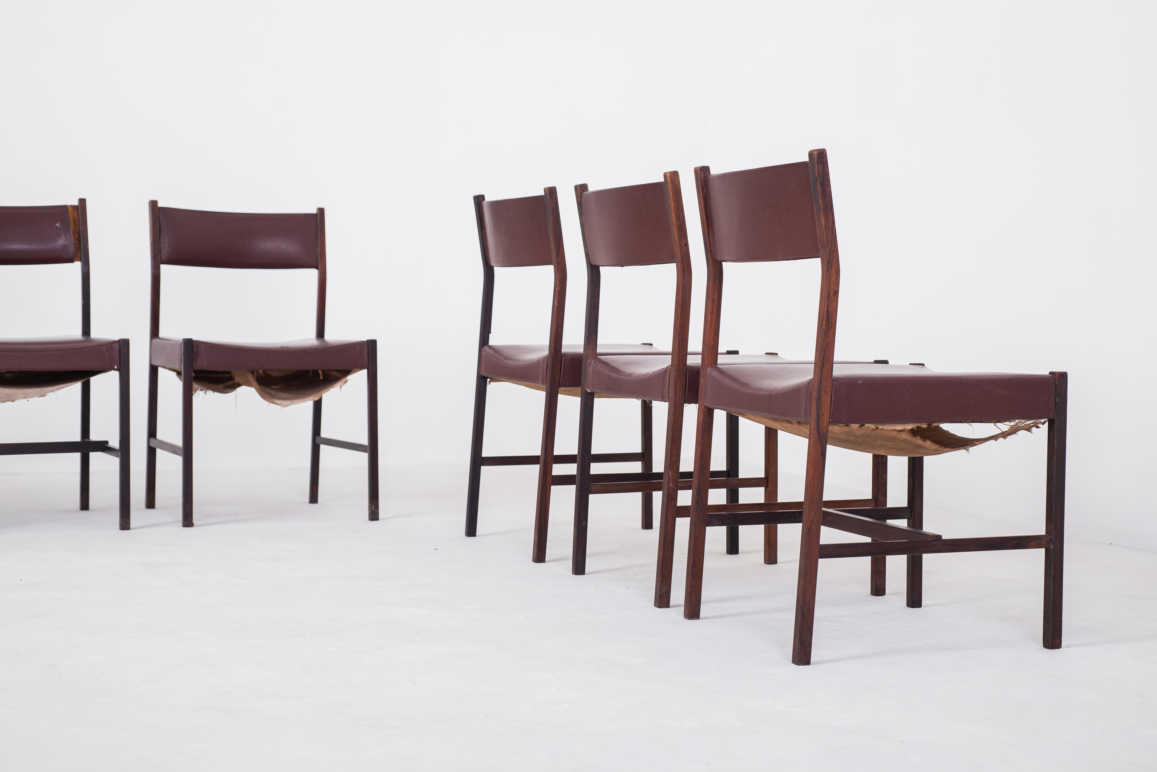 In 1959, Jorge Zalszupin conceived a piece, for L'atelier that encapsulates comfort and elegance. Crafted with a wood foundation, this creation boasts a graceful leather back and seat adorned with exquisite stitching. Notably, the term 'Itamaraty,'